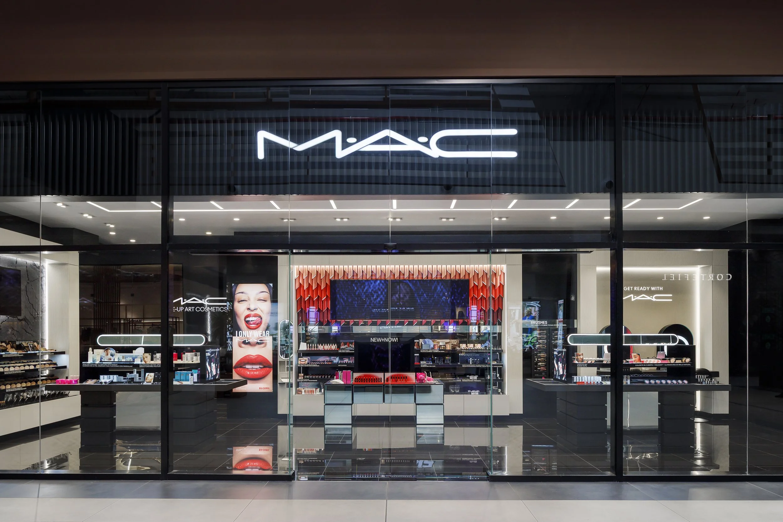 MAC Cosmetics, Ágora Santiago Center. 
Santiago de los Caballeros.