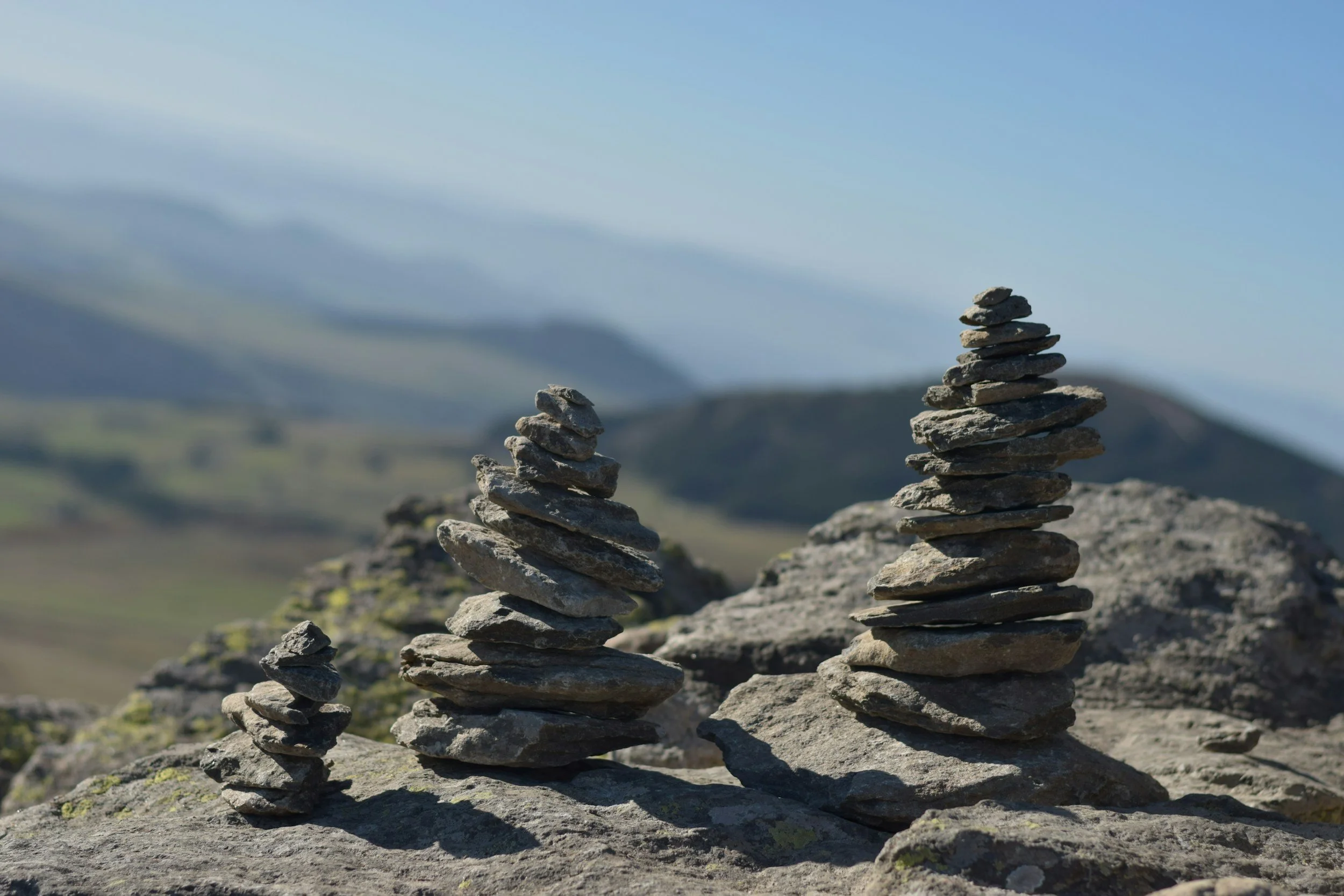 Cairns de pierres dans un paysage montagneux.