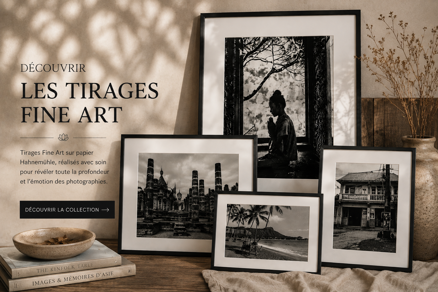 Une affiche promotionnelle pour des tirages fine art en noir et blanc, comprenant plusieurs cadres avec des photographies urbaines et naturelles, une assiette en céramique, des livres, et un vase avec des branches sèches dans un décor intérieur chaleureux.