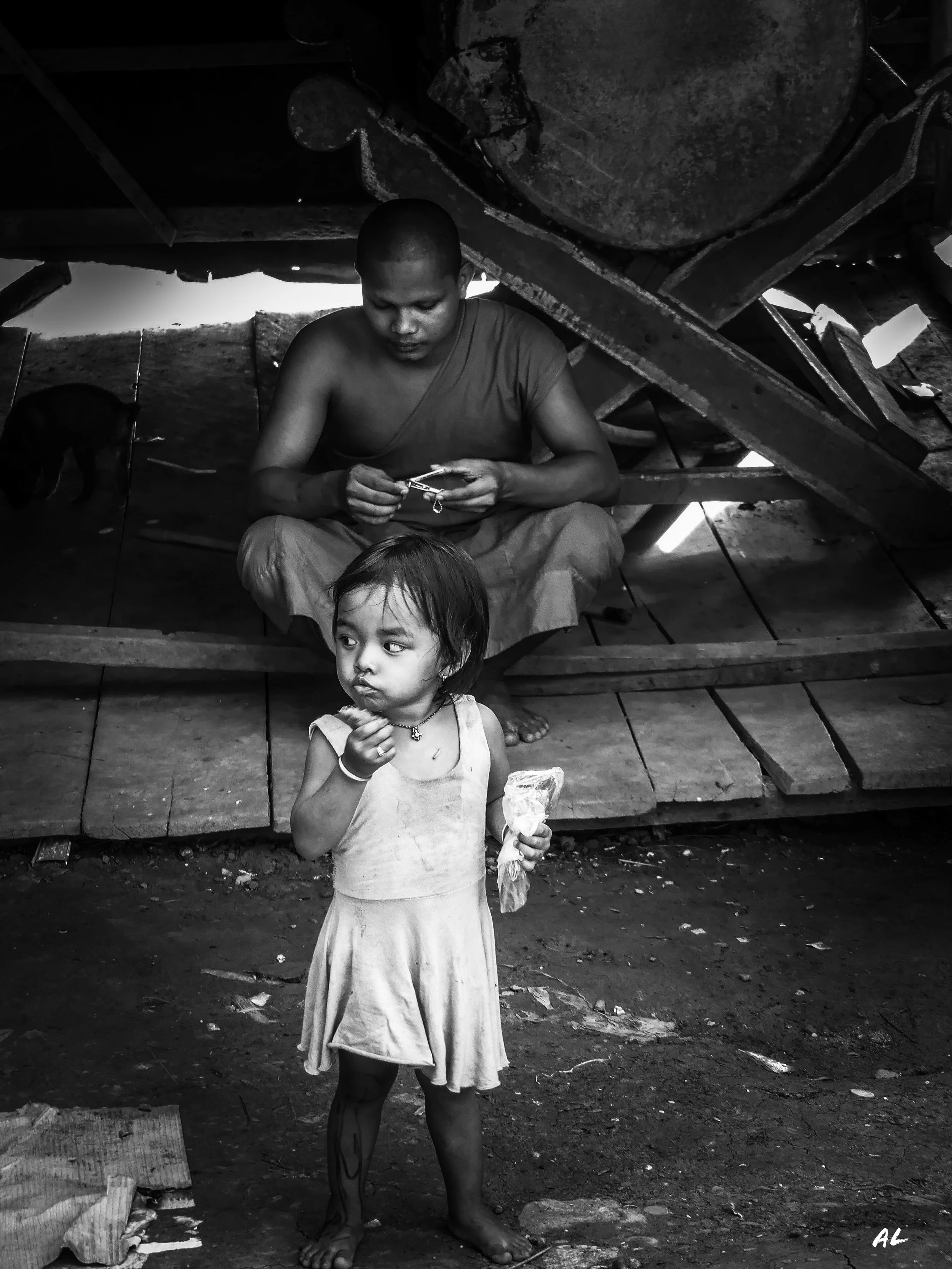 la petite fille et le moine.jpg