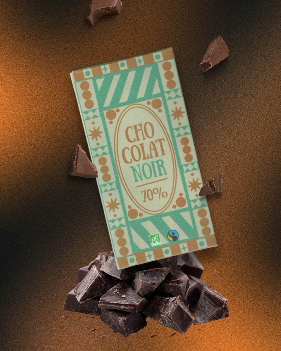 Une barre de chocolat noir avec des morceaux cassés, posée sur des morceaux de chocolat noir, fond noir et léger dégradé