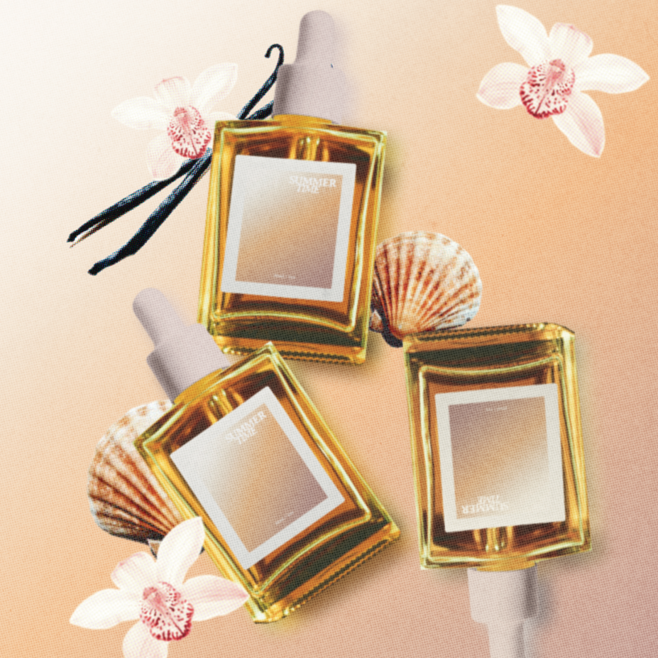 Trois flacons de parfum en verre rectangulaires avec des bouchons blancs, entourés de coquillages et de fleurs d'orchidée, sur un fond rose clair.