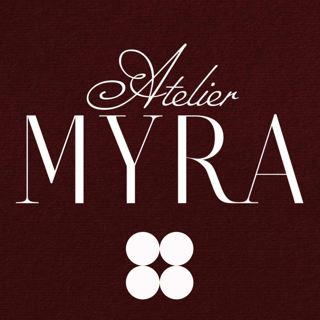 Logo de l'Atelier Myra avec texte élégant en blanc sur fond rouge foncé, accompagné de quatre cercles blancs en bas.