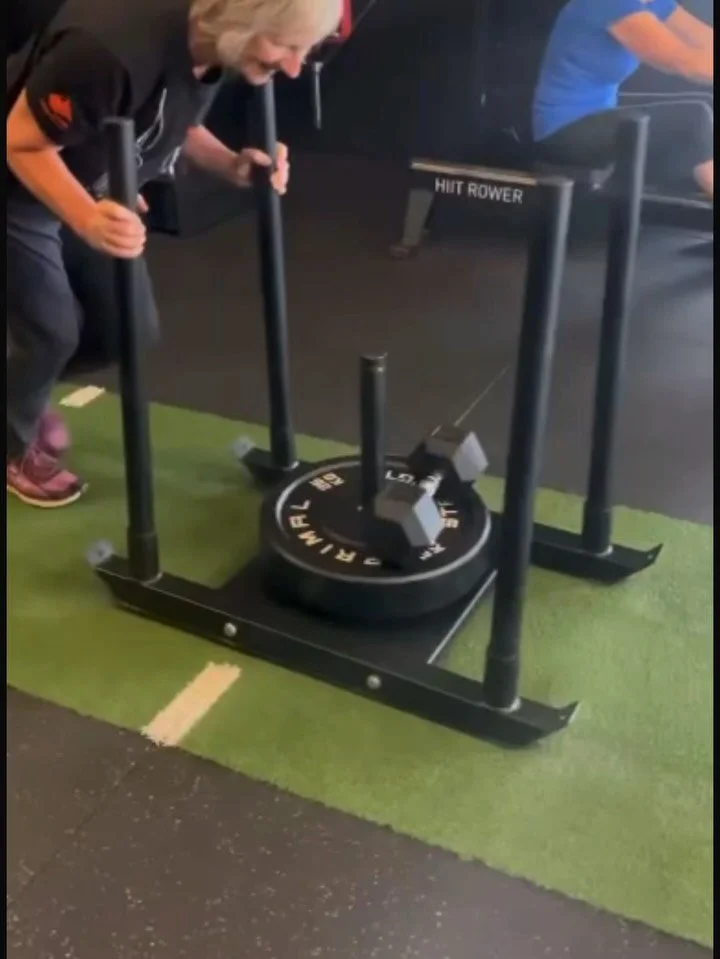 Happy 1-year gym birthday, @aine.2024 ! 🥳💪

A year between these two videos.

When Aine started strength training with me, she was pushing 65kg on the sled. Still heavy as she is a very active fit woman. 

Today? 110kg &mdash; up and down, for two 