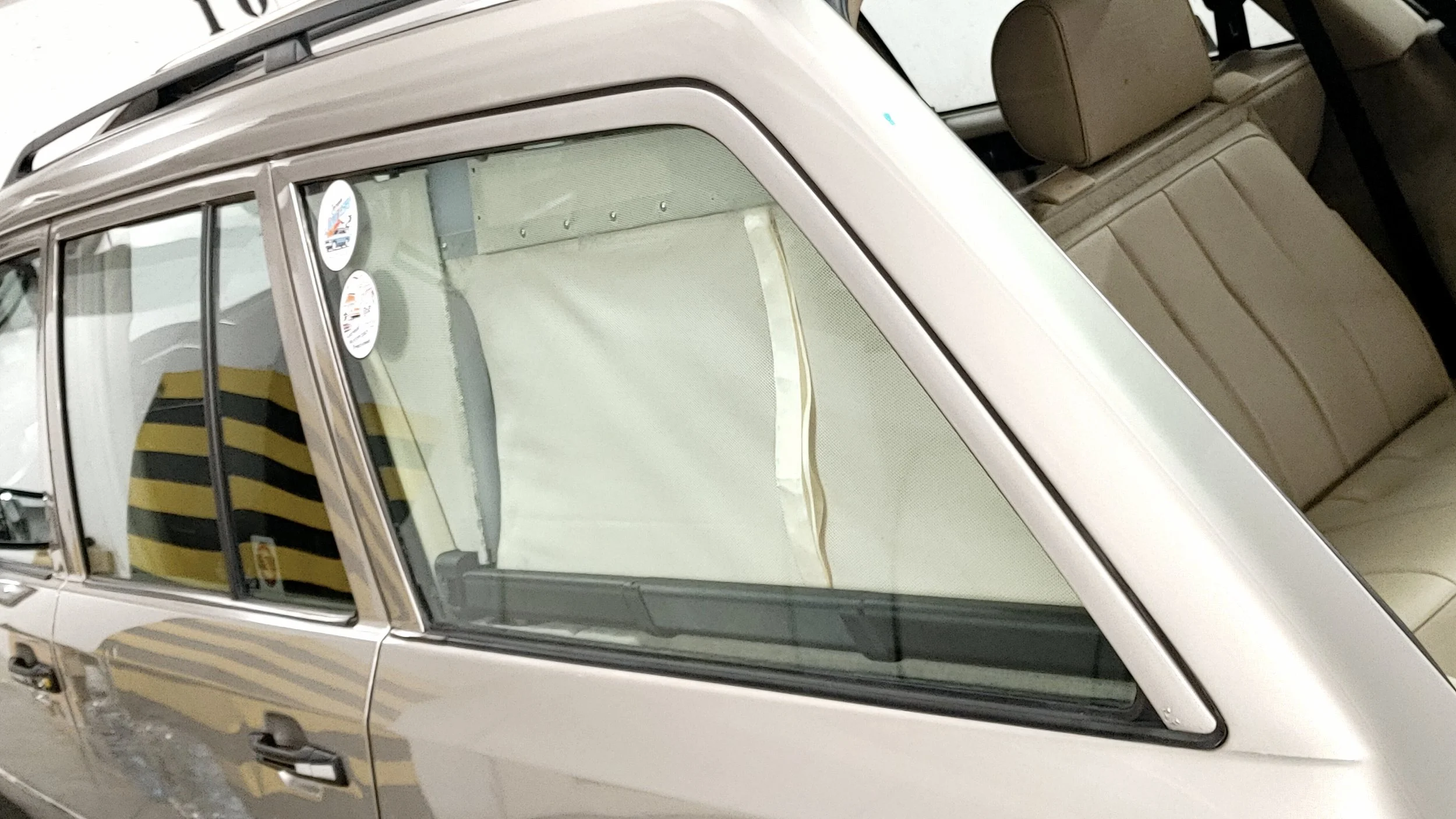 Rolety manualne na tylne szyby auta