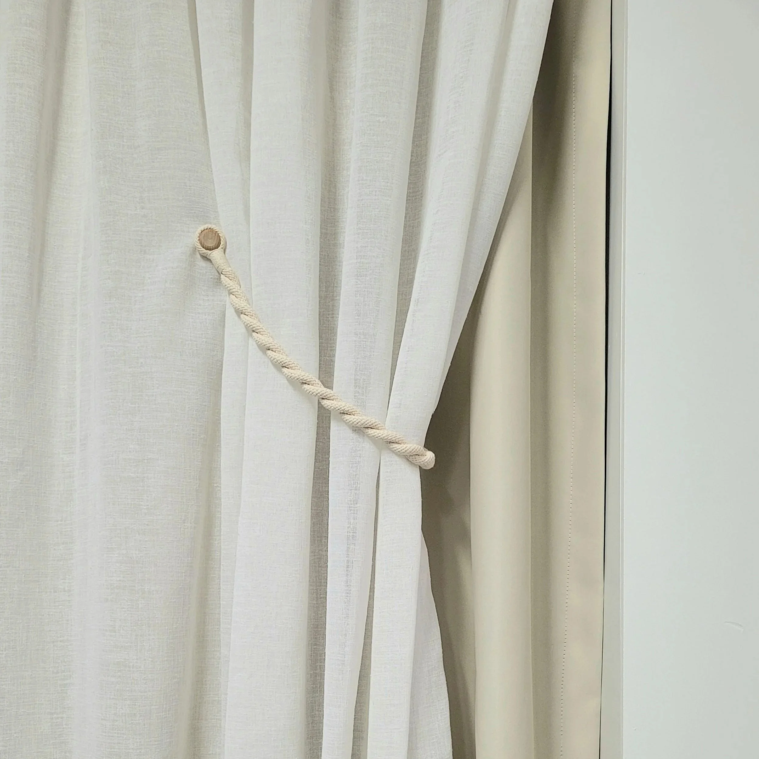 Magnetic rope tie back