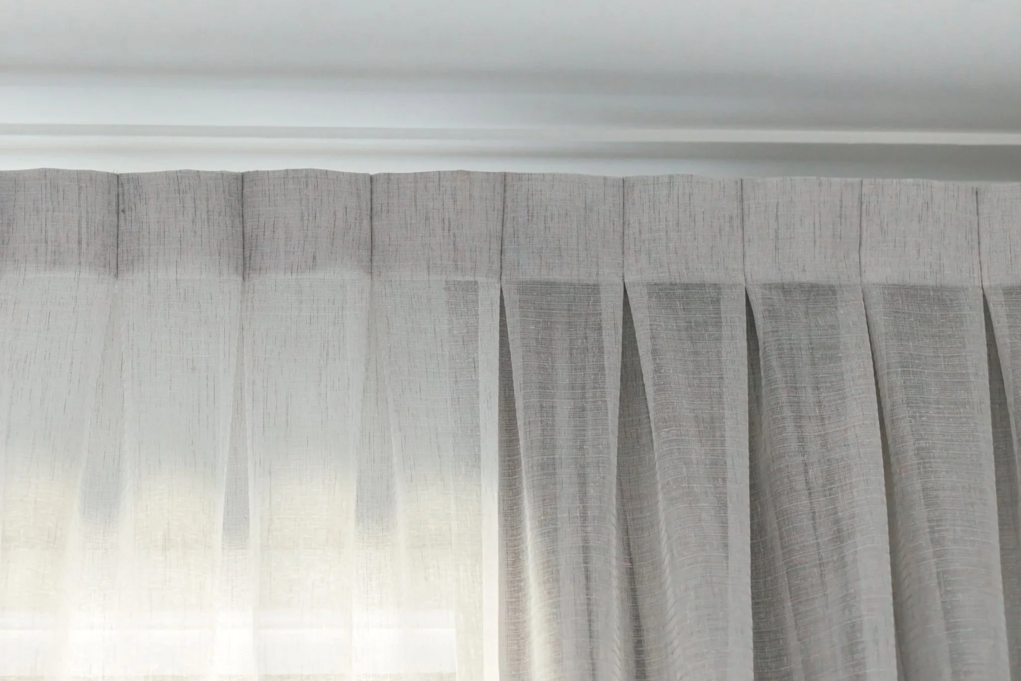 Sheer box pleat with lining behind