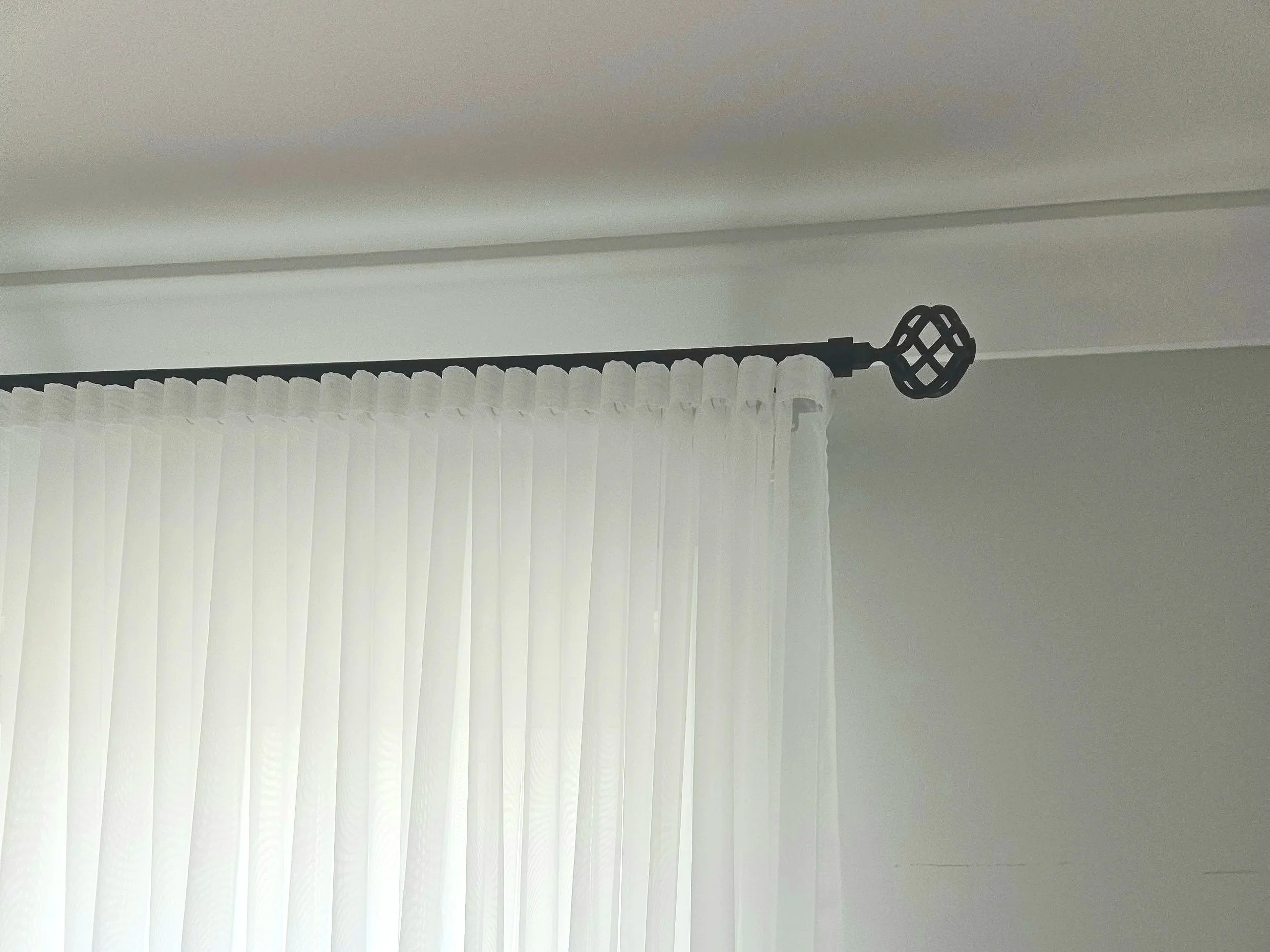 Contrasting tube slider with decorative Finials