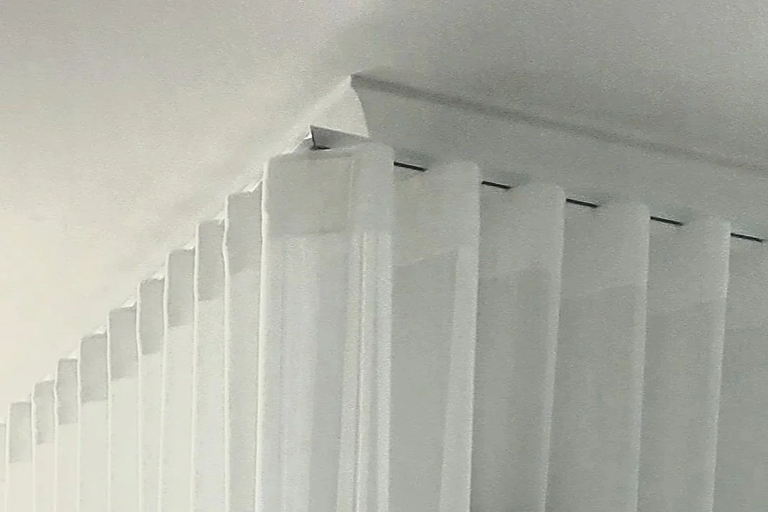 Mitred corner face fit track