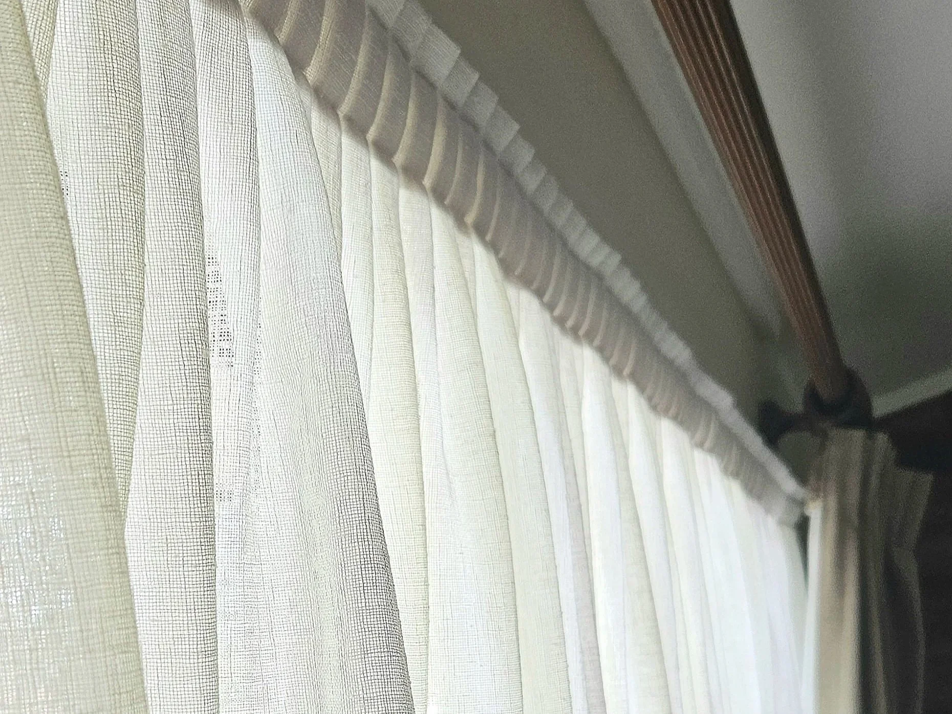 Knife pleat sheer on rear track
