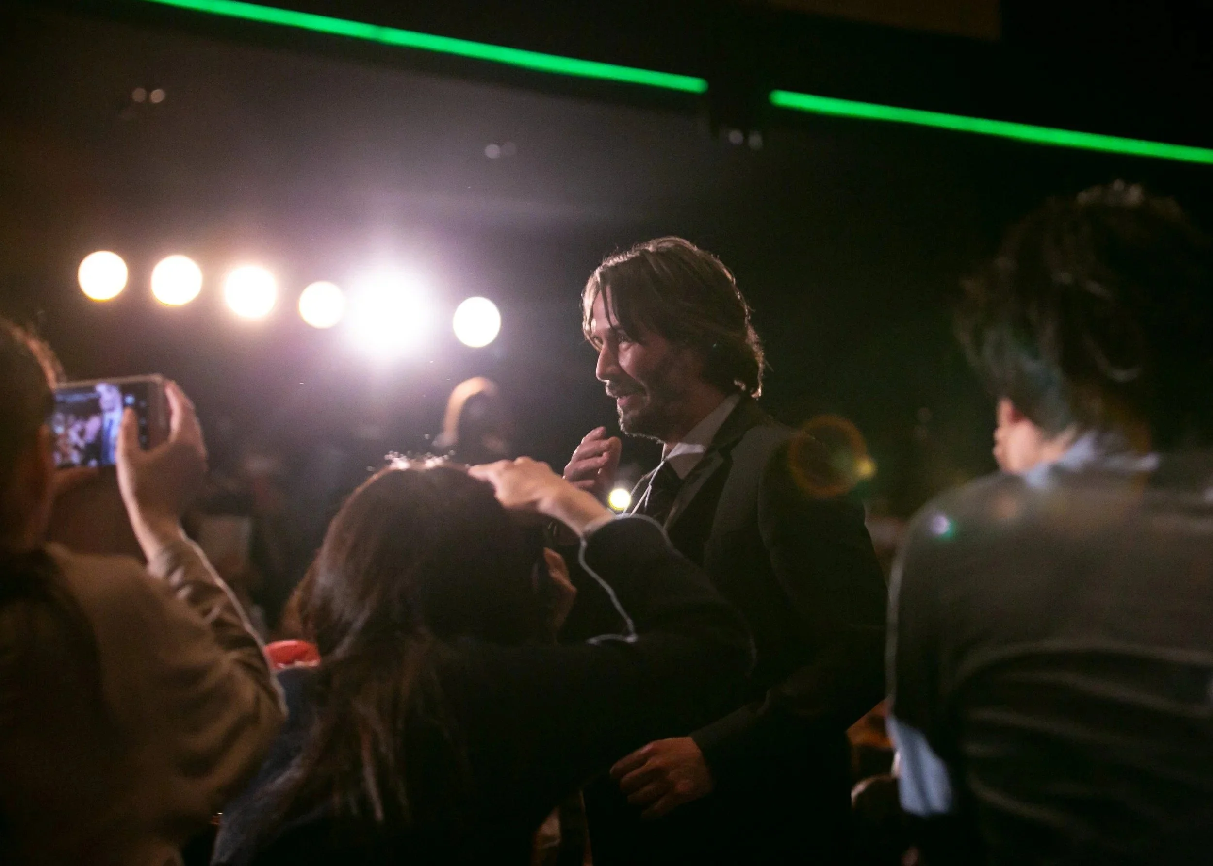 keanu-reeves-greeting-fans-premiere-tokyo-entertainment-photographer.jpg