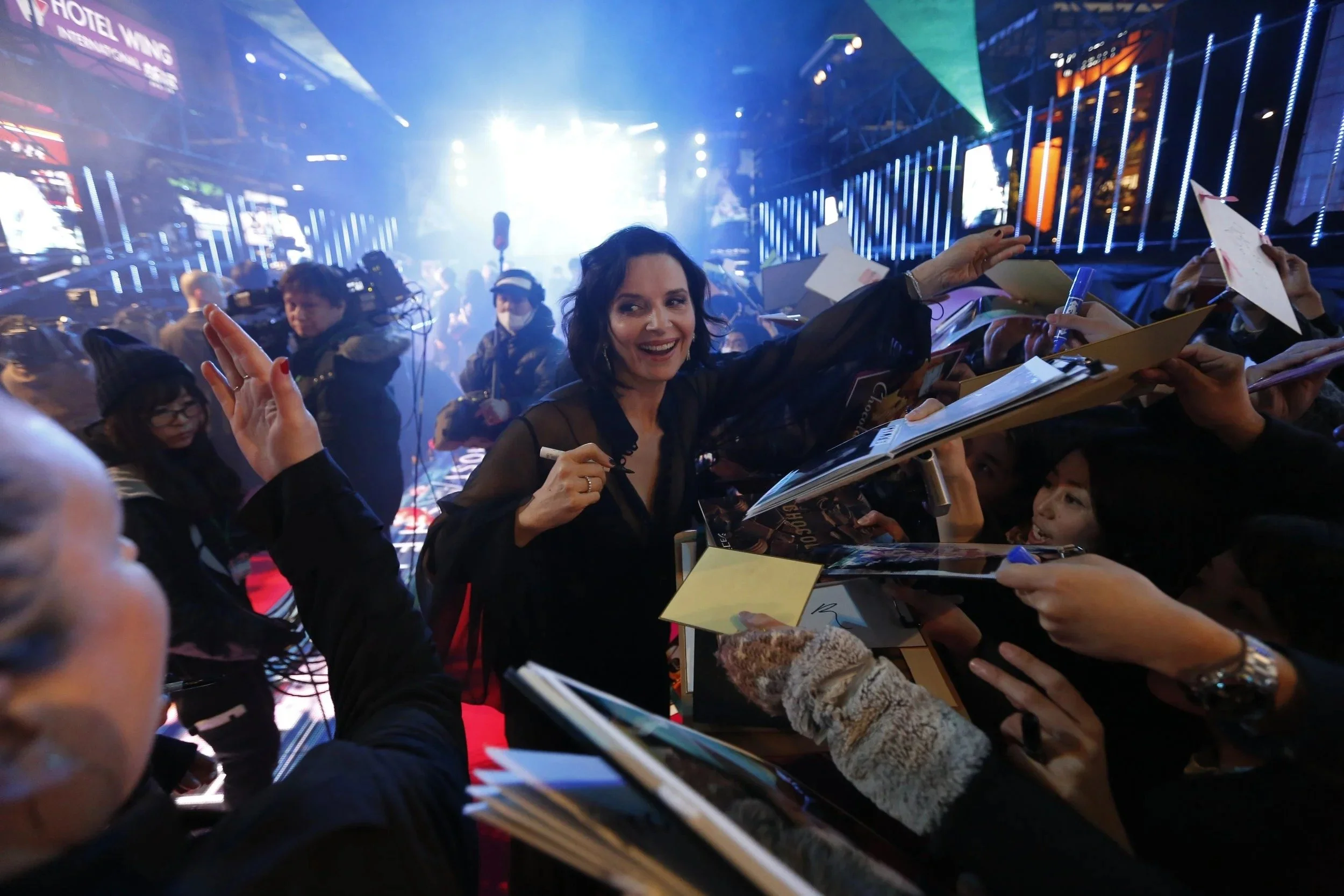 juliette-binoche-signing-autographs-fans-tokyo-entertainment-photographer.jpg