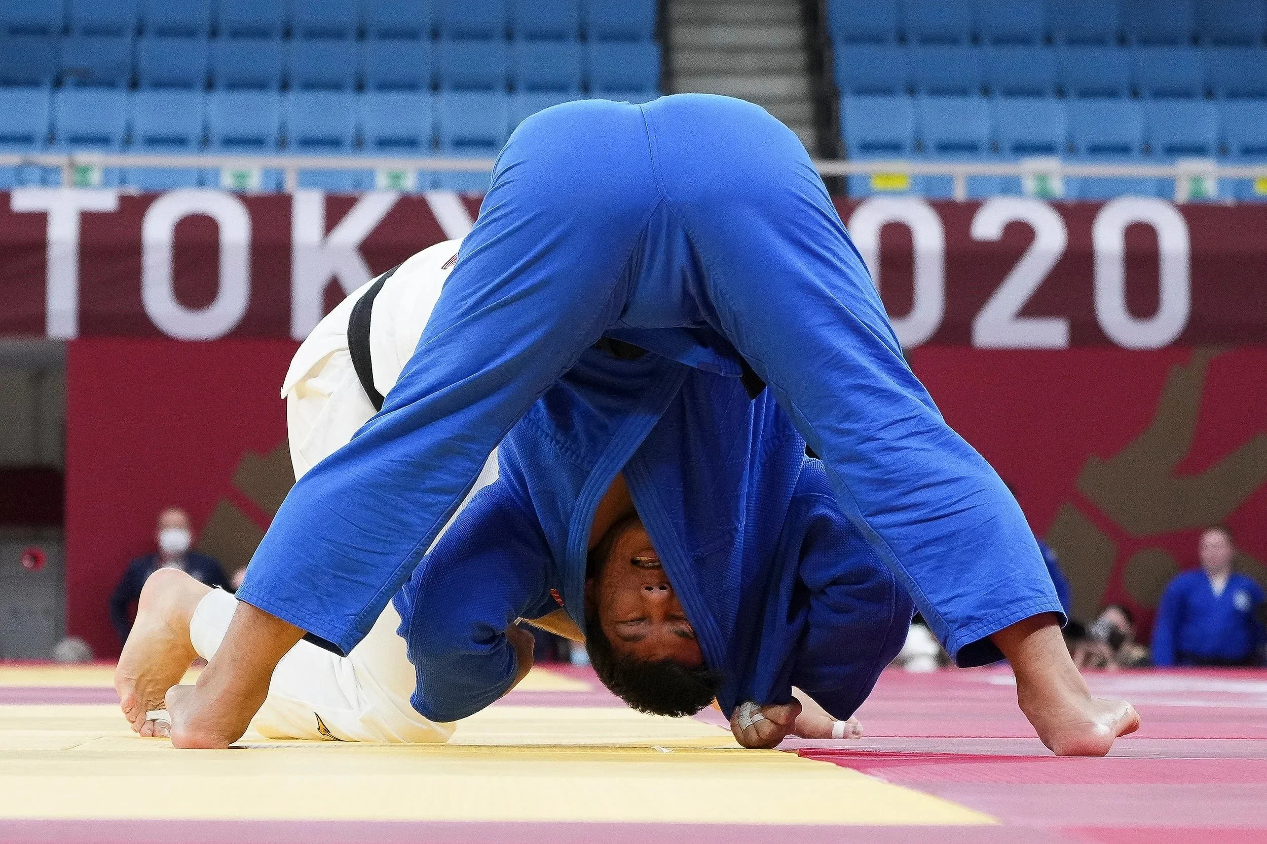 olympic-judo-forward-roll-action-tokyo-sports-photographer.jpg