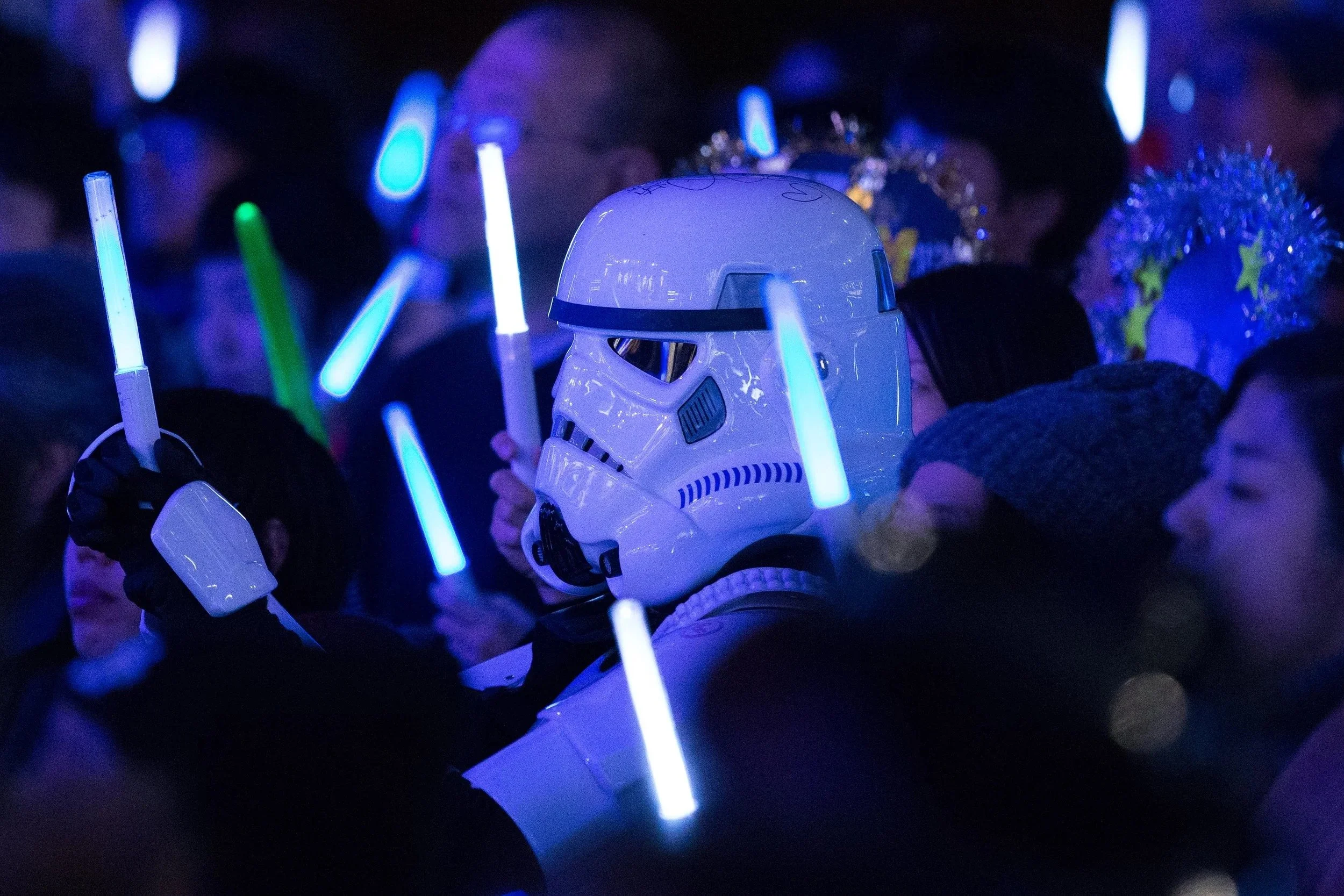 stormtrooper-cosplay-fan-event-glow-sticks-tokyo-entertainment-photographer.jpg