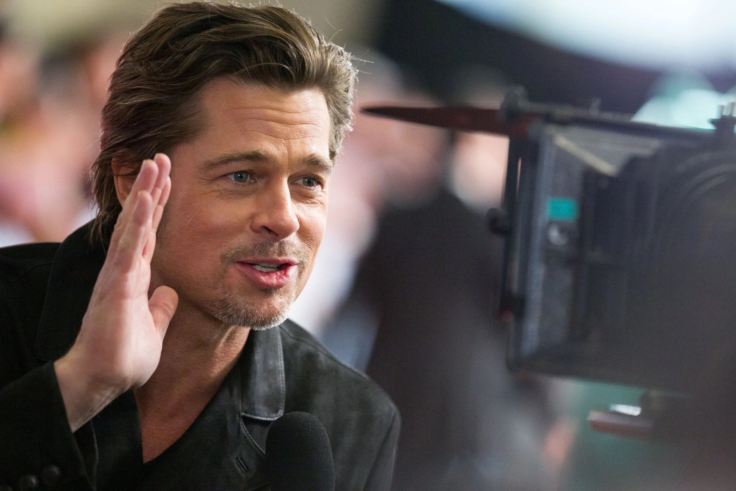 brad-pitt-red-carpet-interview-tokyo-entertainment-photographer.jpg