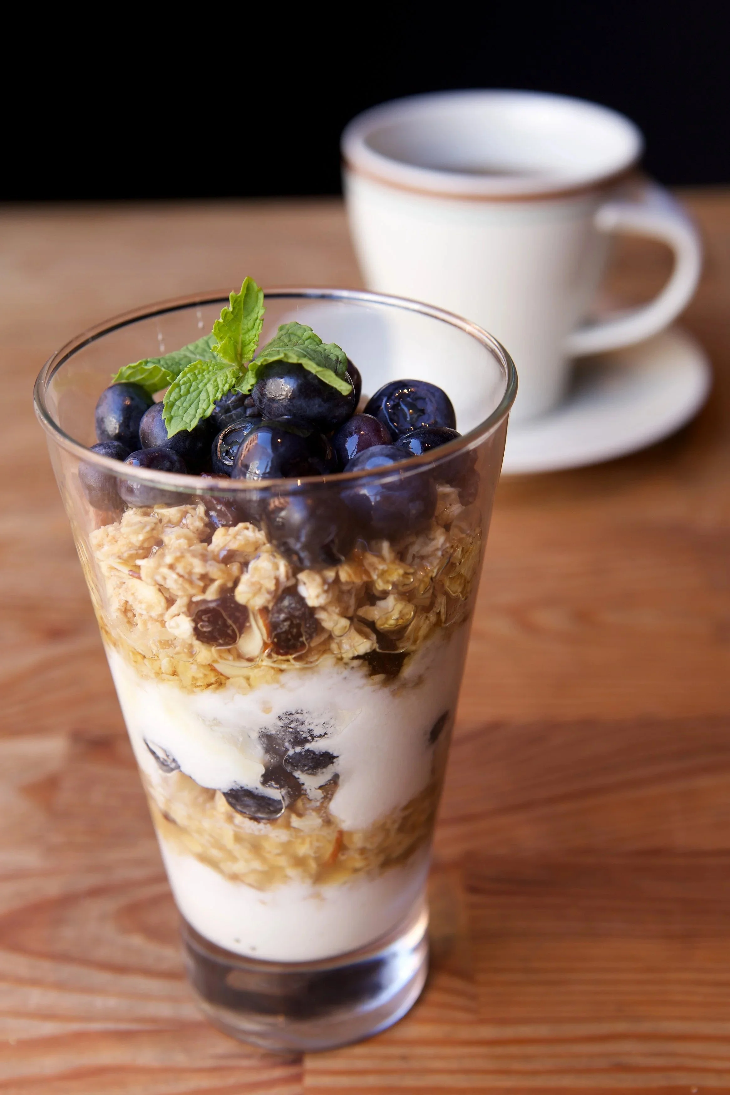 tall-glass-layered-breakfast-parfait-blueberries-tokyo-food-photographer.jpg