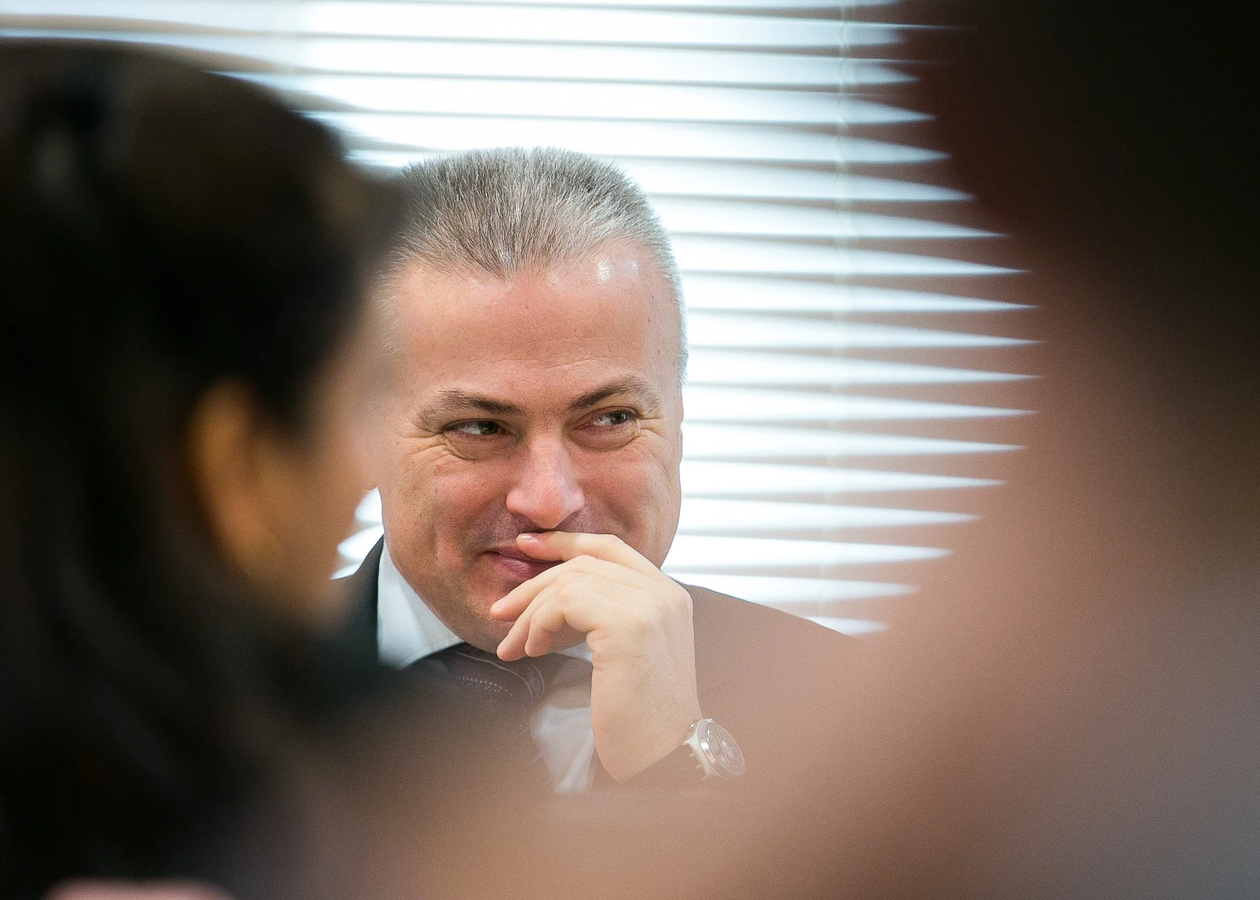 executive-thoughtful-close-up-meeting-corporate-event-photographer-japan.jpg