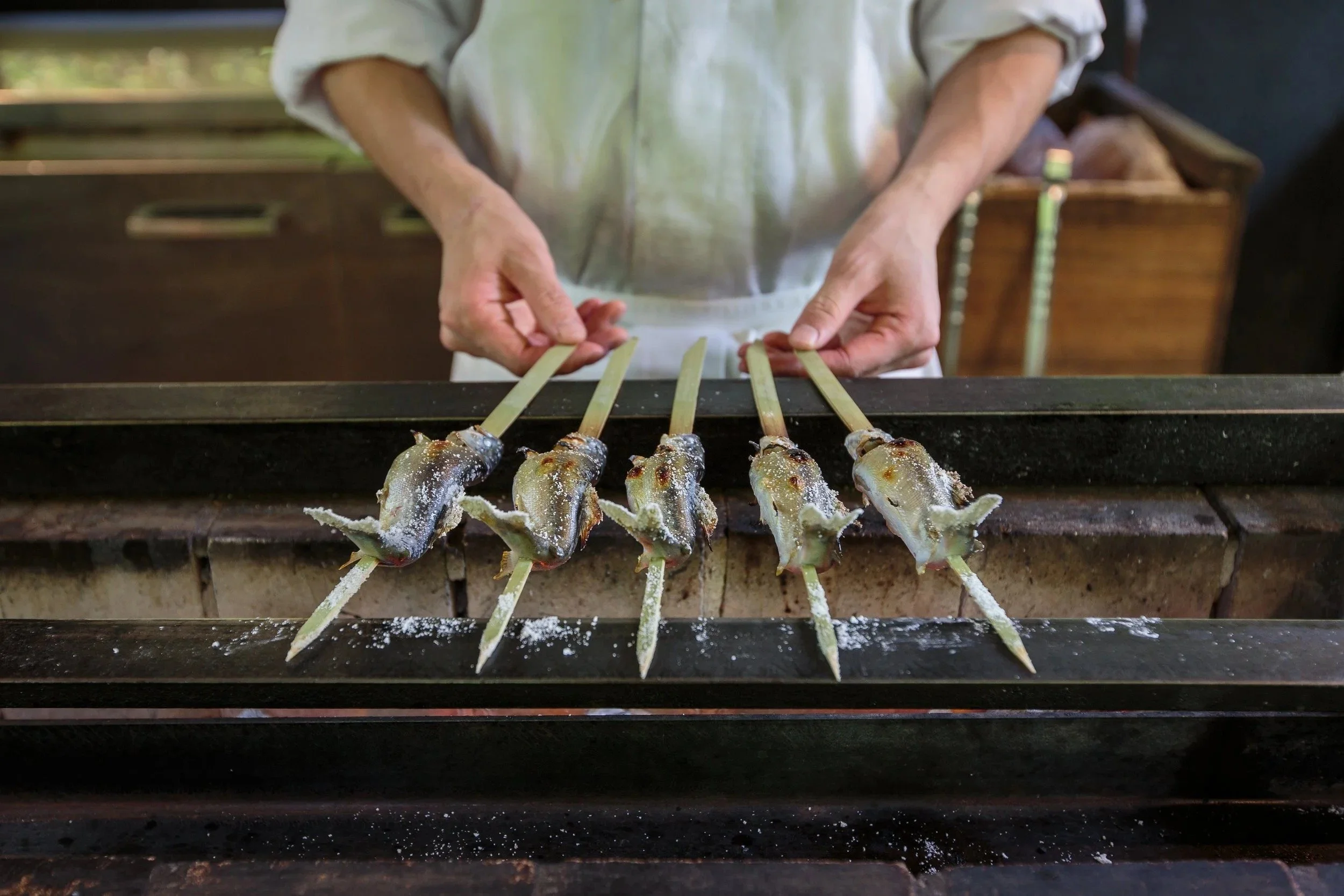 person-grilling-skewered-sashimi-outdoor-barbecue-tokyo-food-photographer.jpg