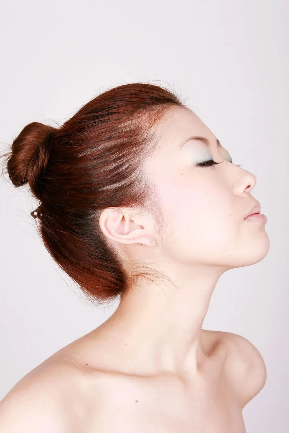red-hair-bun-profile-beauty-portrait-tokyo-portrait-photographer.jpg