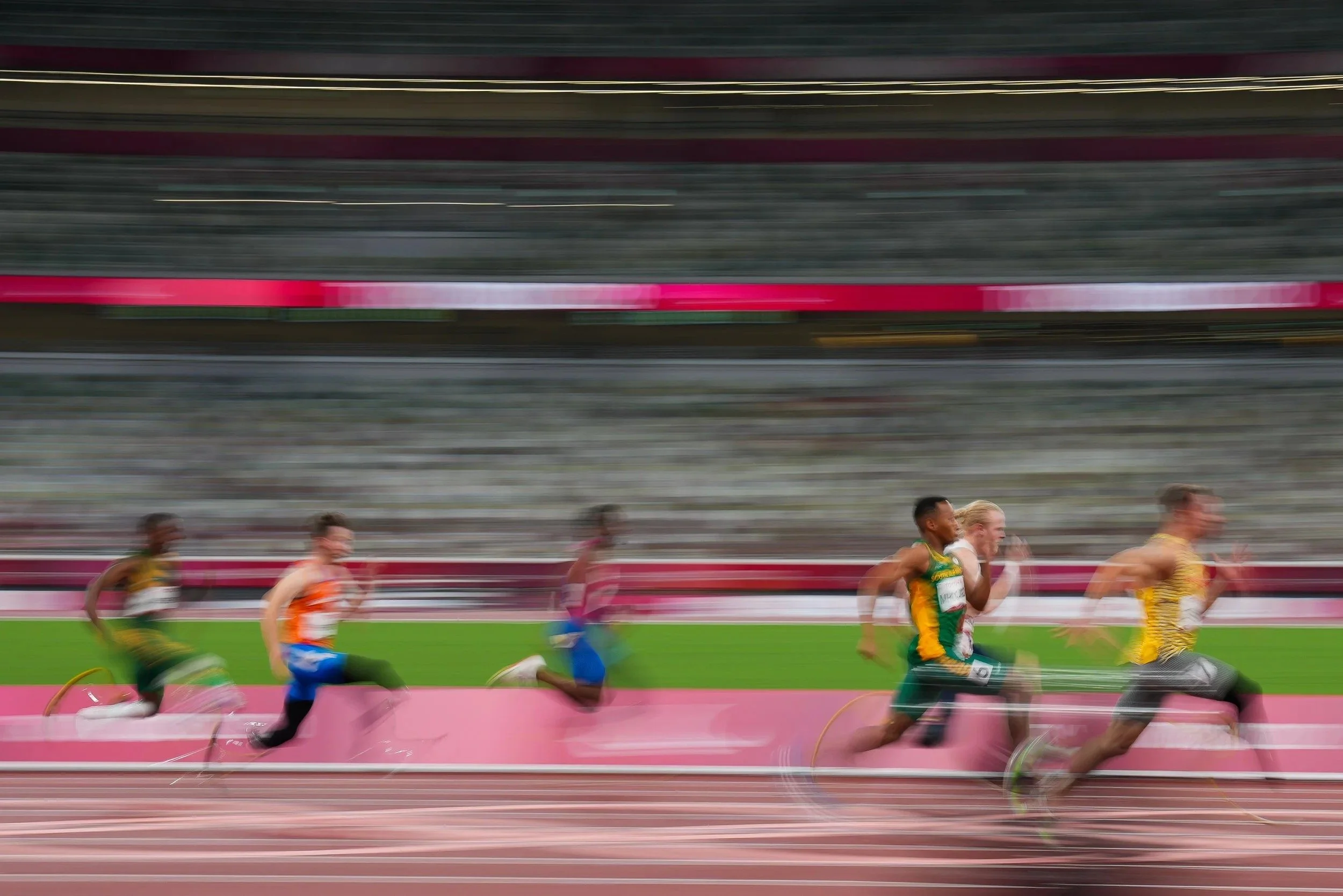 paralympic-sprinters-blade-runners-motion-tokyo-sports-photographer.jpg