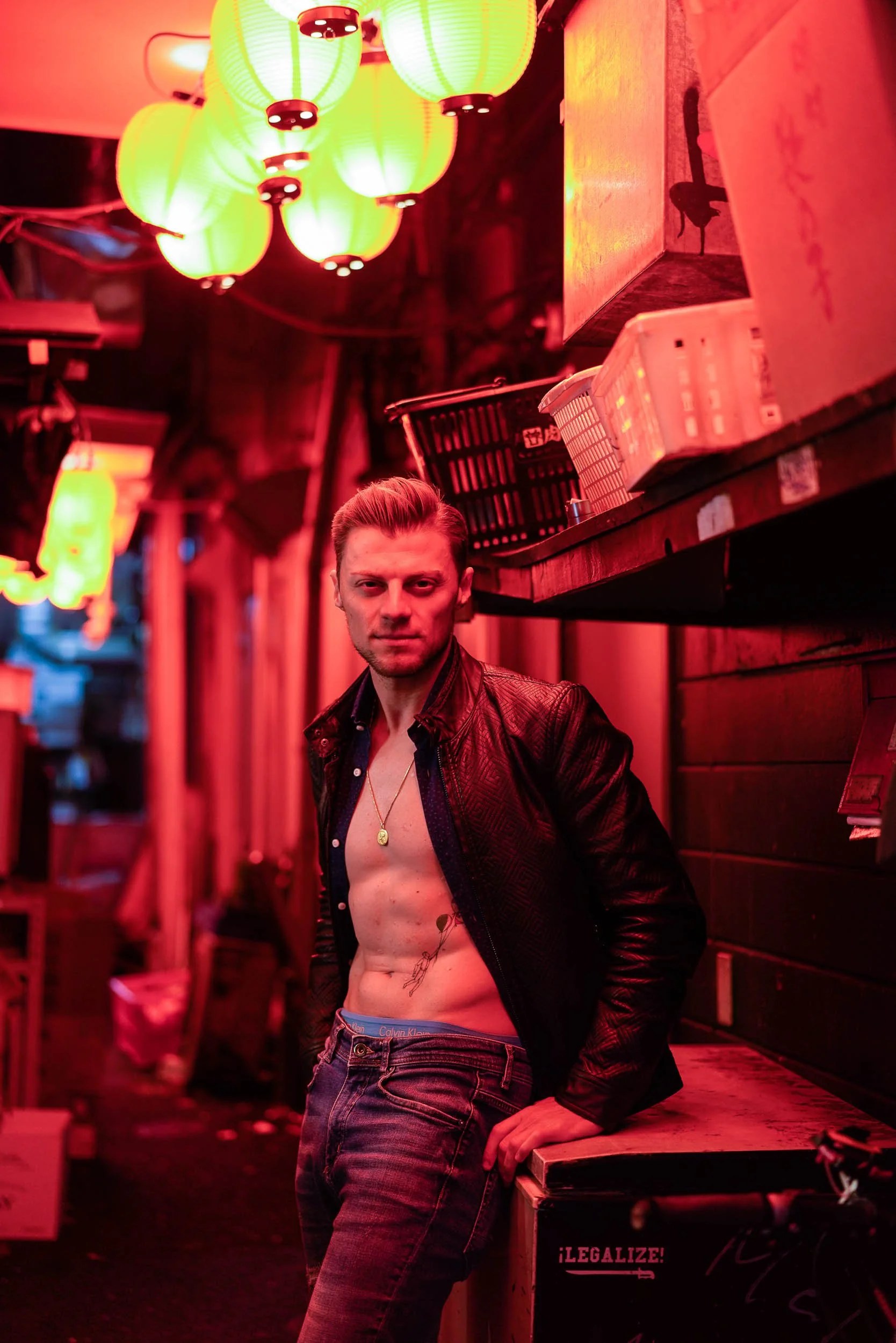 environmental-portraiture-red-lantern-alley-tokyo-japan.jpg