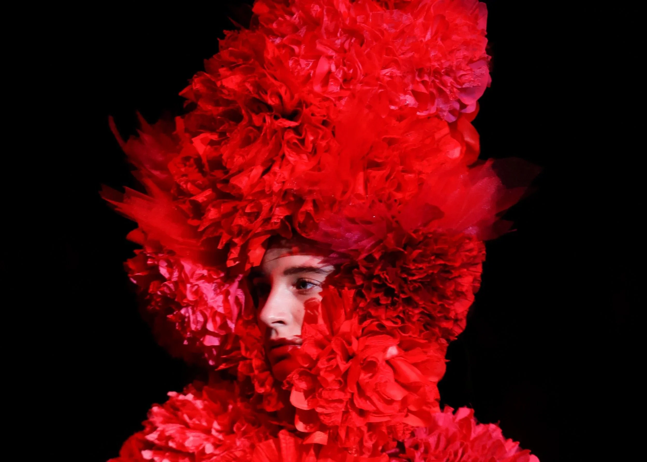 red-ruffled-flower-headpiece-runway-beauty-fashion-photographer-christopher-jue.jpg