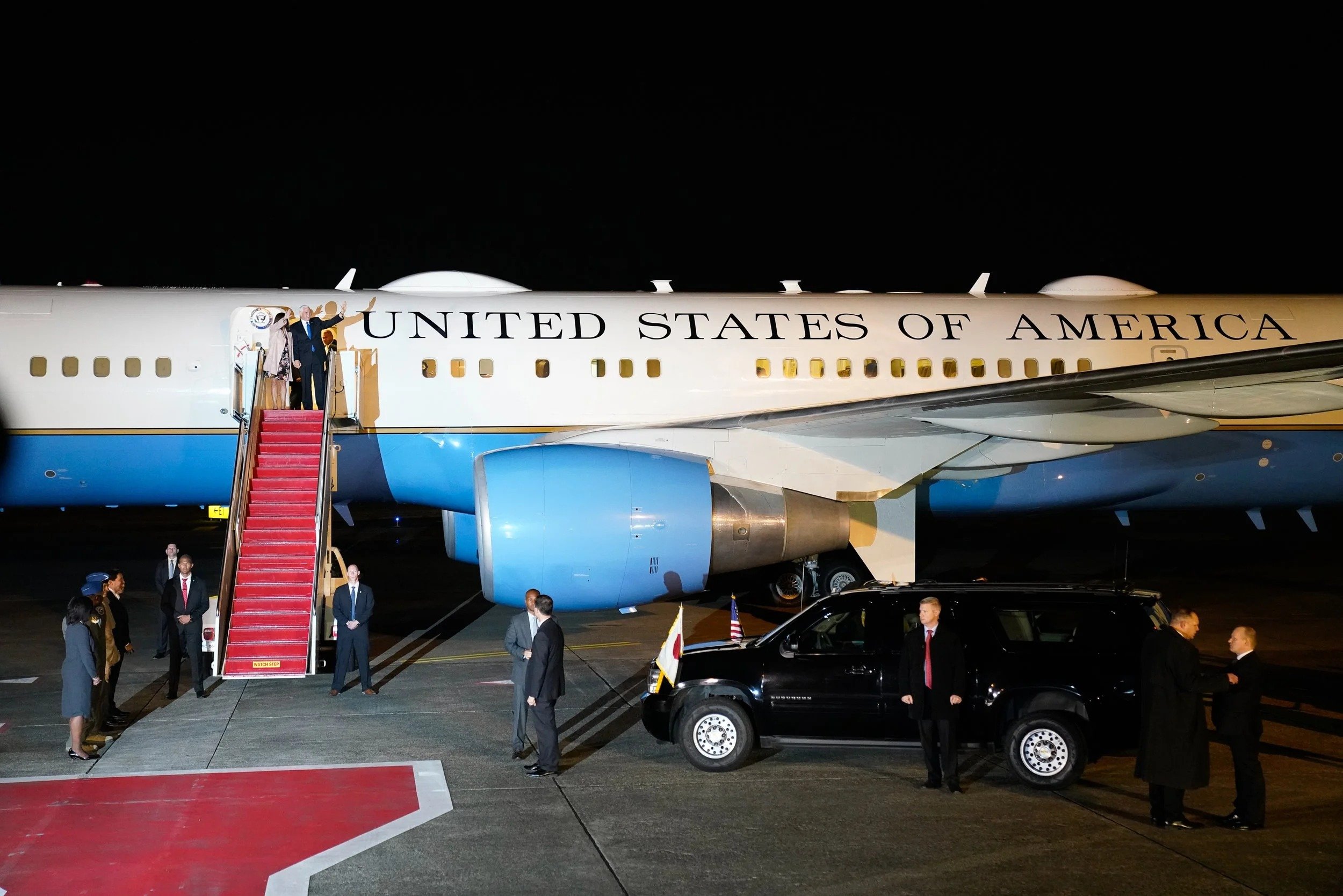 us-vice-president-pence-air-force-two-arrival-photojournalist-christopher-jue.jpg