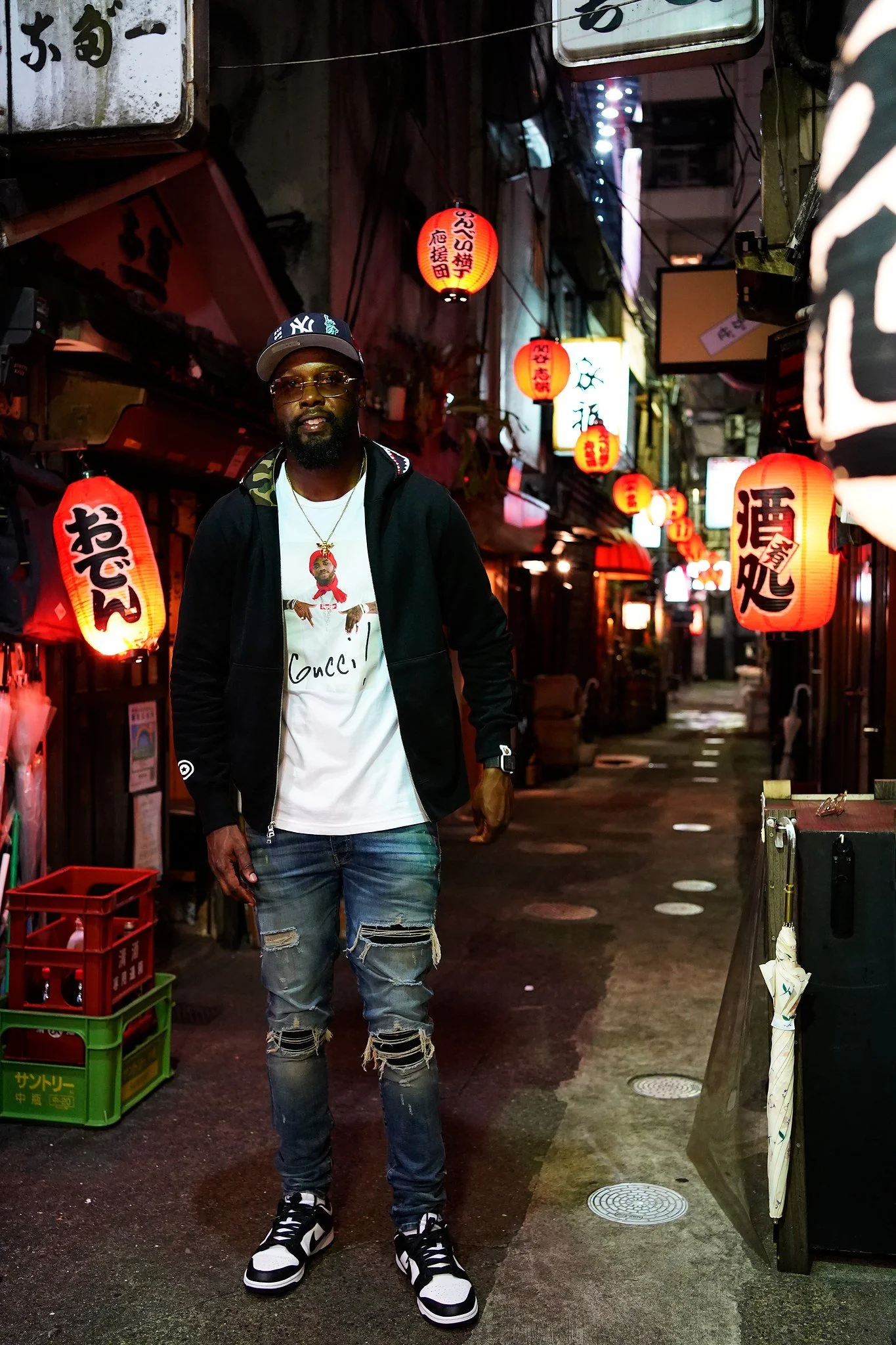 Full-length portrait in a Tokyo izakaya alley lit by red lanterns