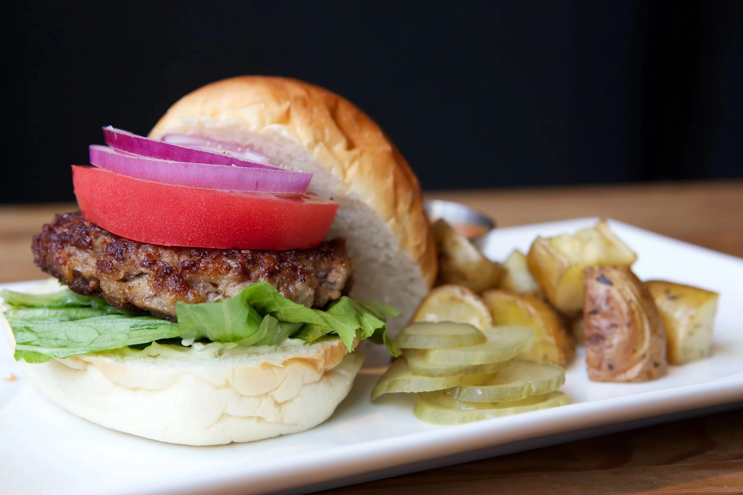 juicy-hamburger-lettuce-tomato-onion-beef-tokyo-food-photographer.jpg