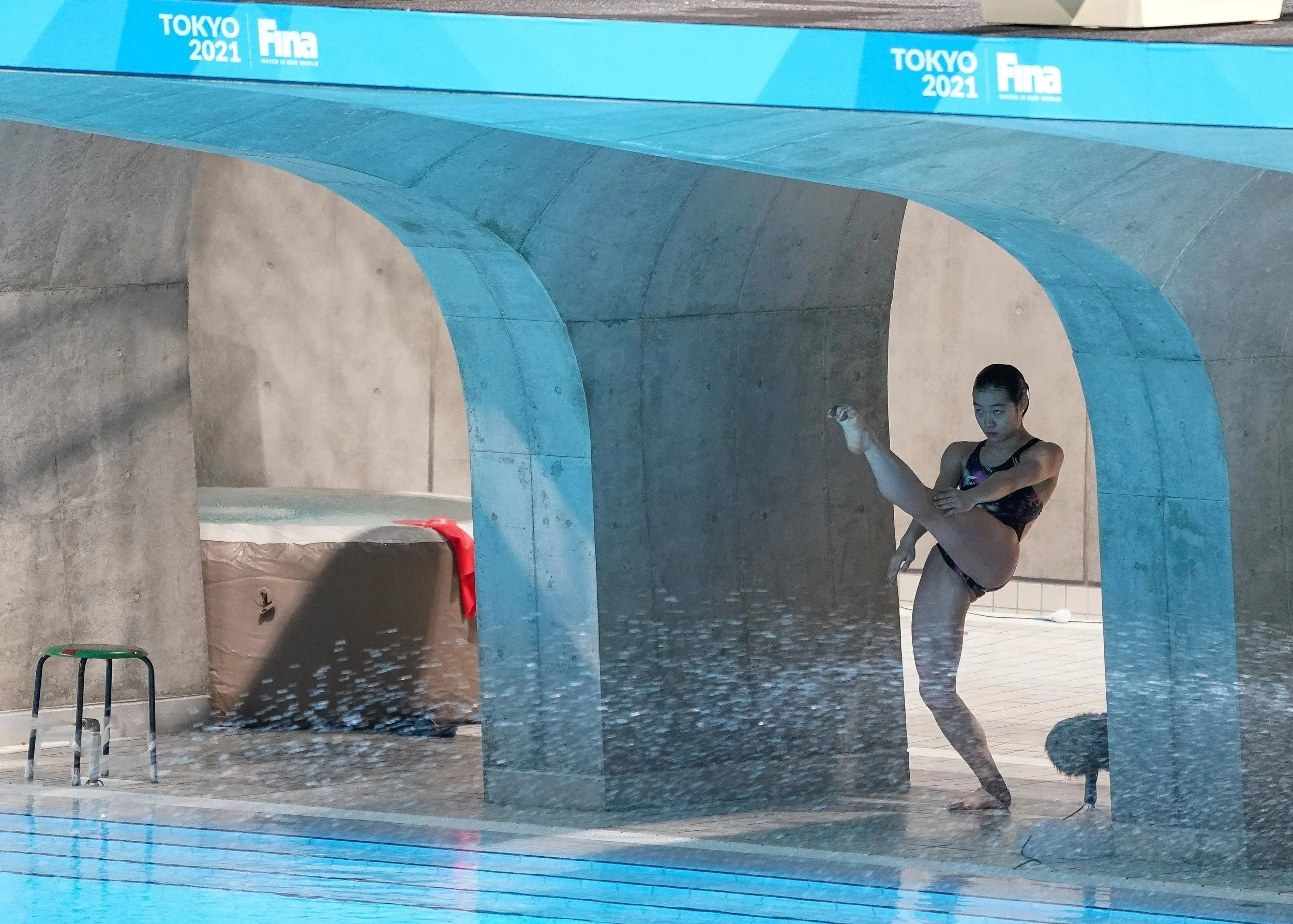 fina-diving-world-cup-poolside-stretch-tokyo-sports-photographer.jpg