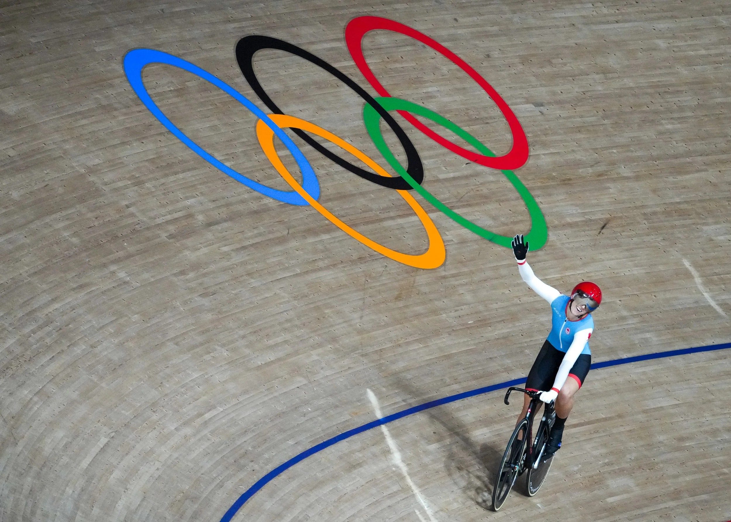olympic-track-cycling-velodrome-celebration-tokyo-sports-photographer.jpg