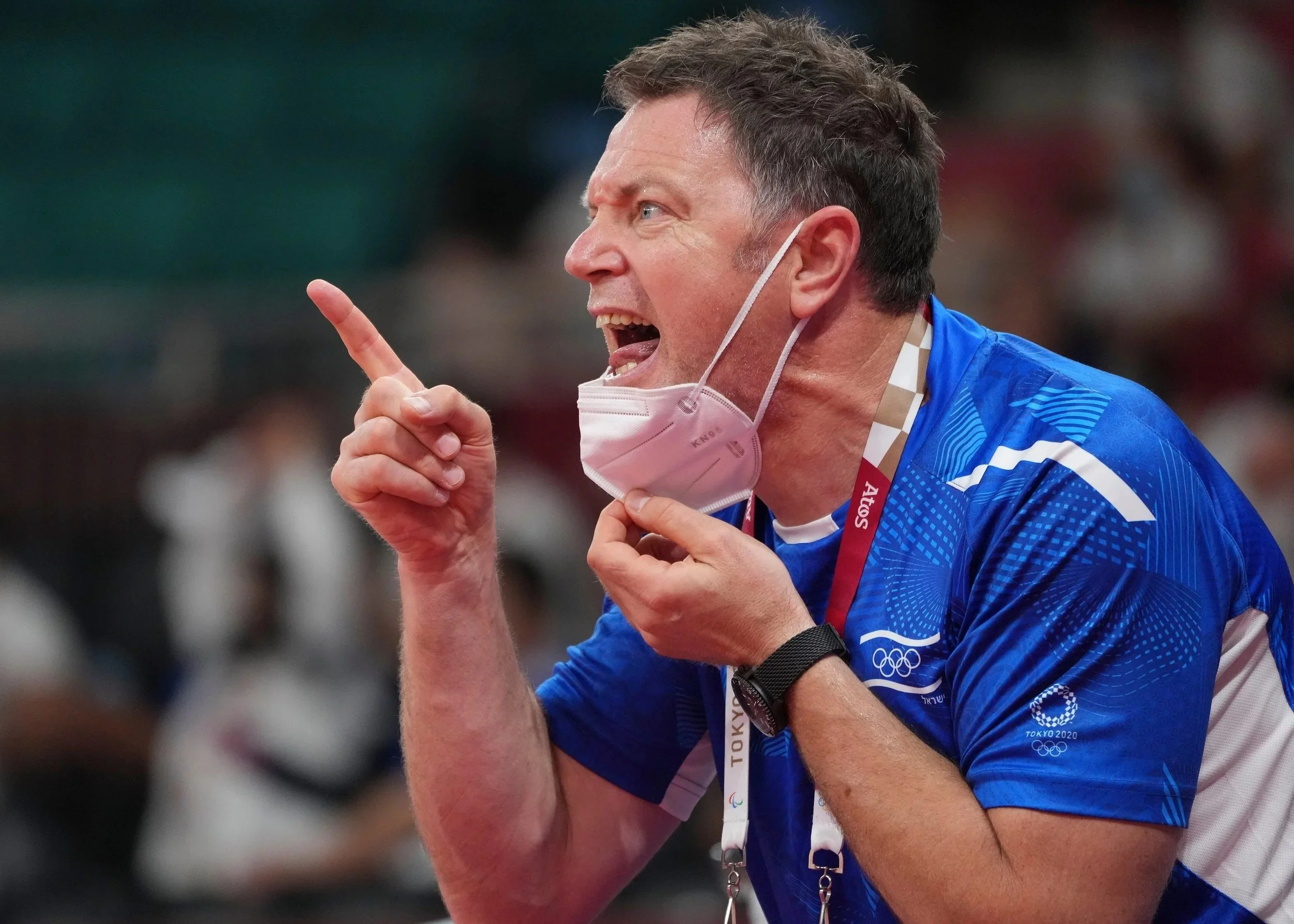 paralympic-coach-sideline-reaction-tokyo-sports-photographer.jpg