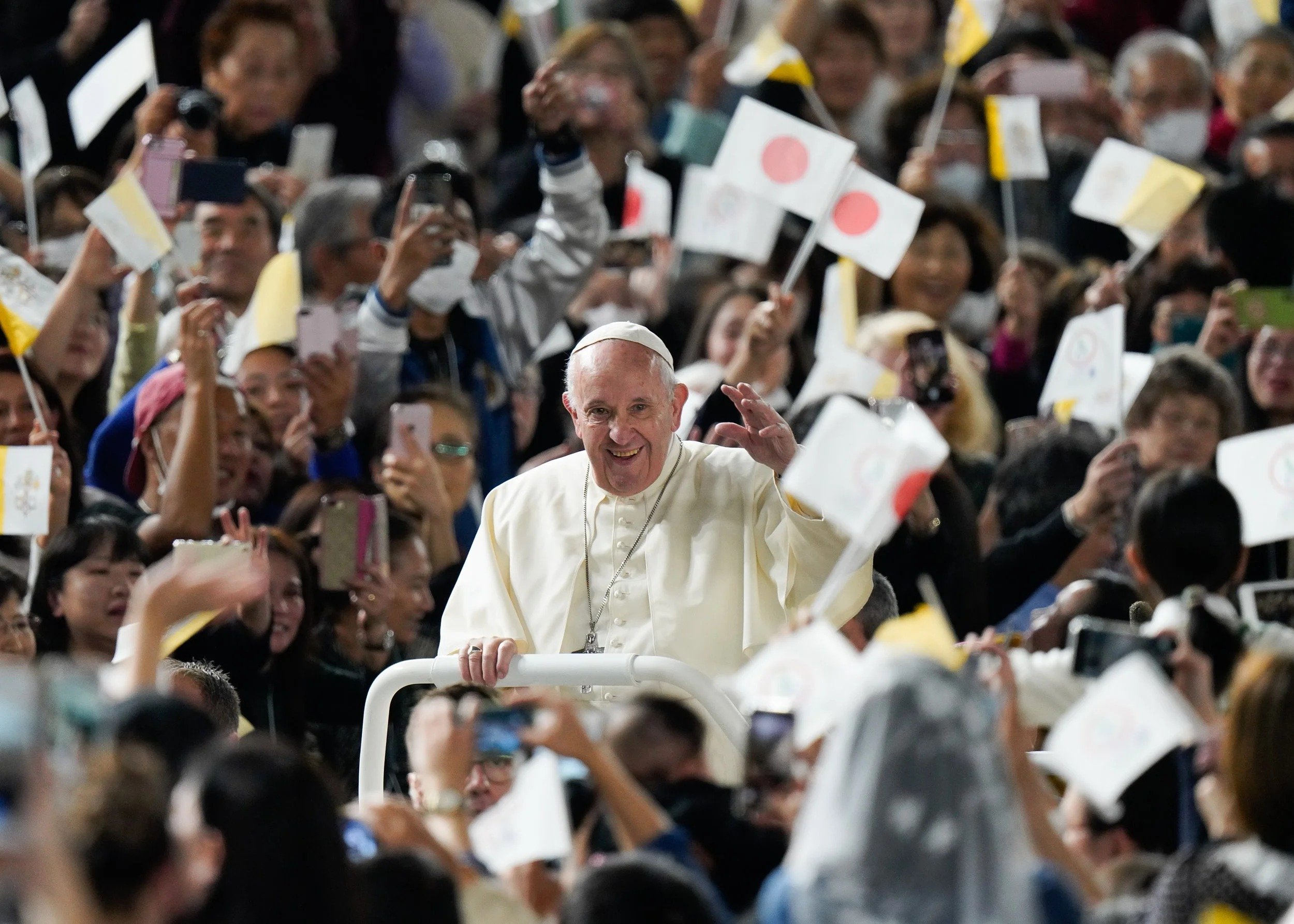 pope-francis-popemobile-crowd-japan-photojournalist-christopher-jue.jpg