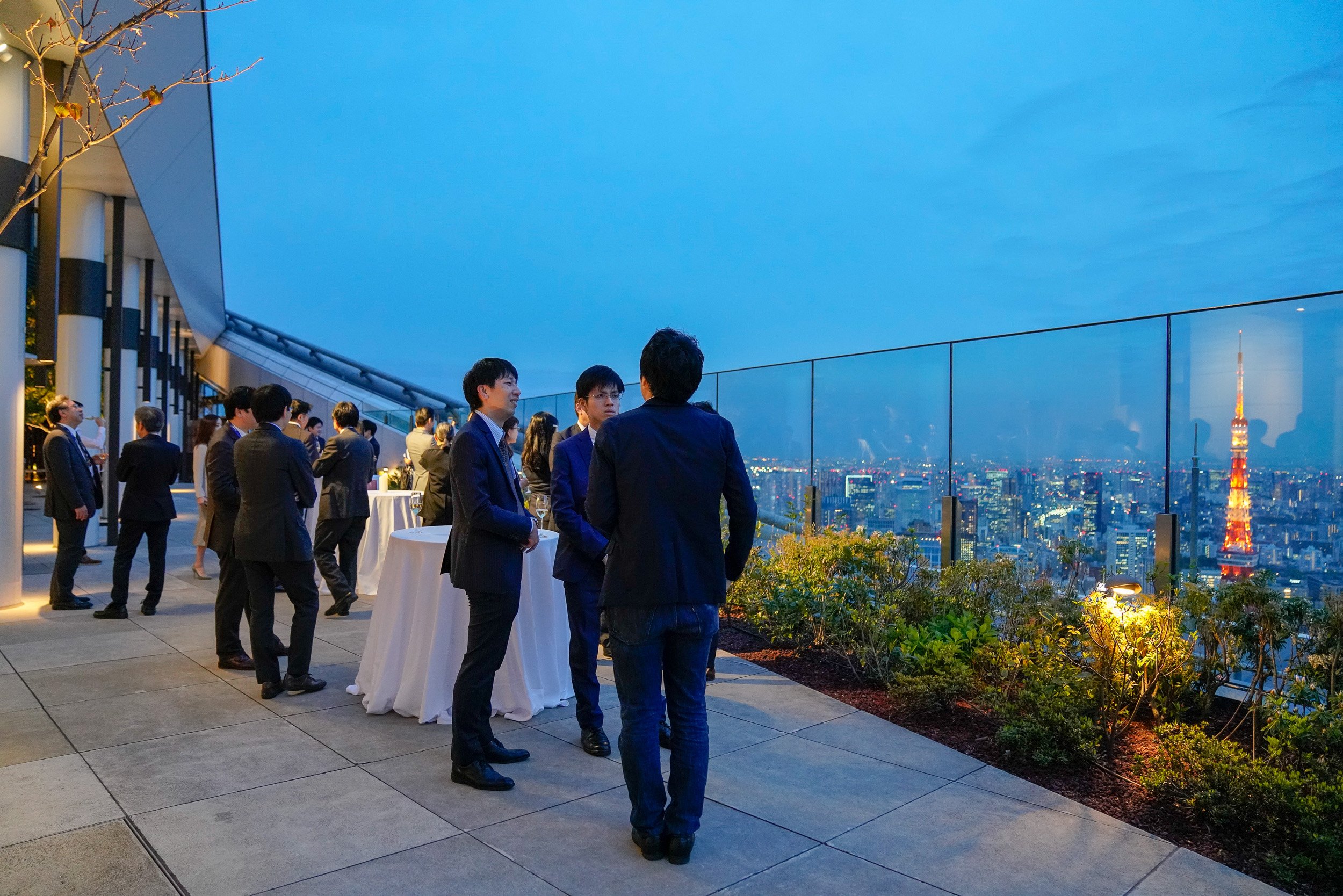 rooftop-networking-reception-tokyo-tower-view-corporate-event-photographer-japan.jpg