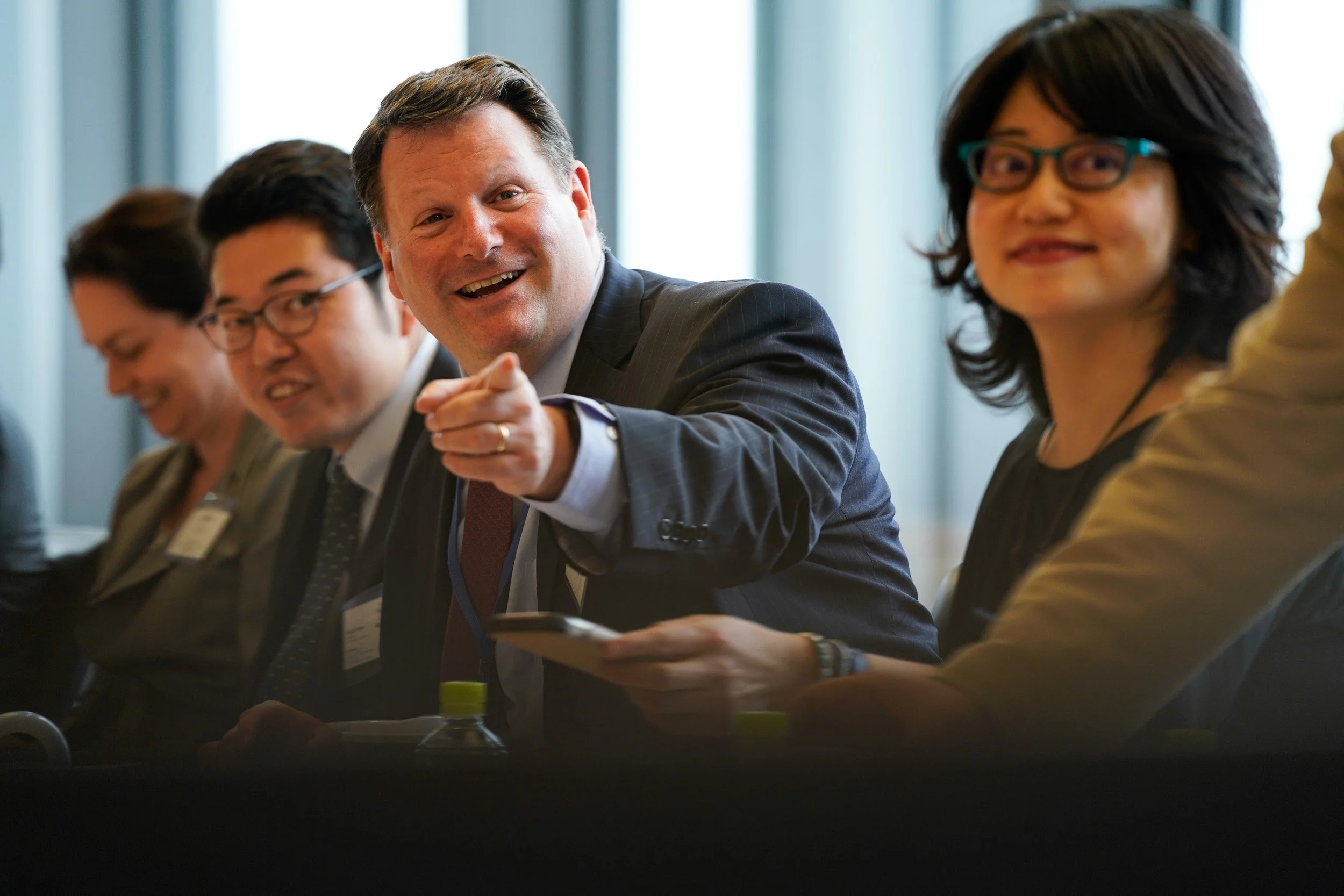 executives-laughing-pointing-meeting-corporate-event-photographer-japan.jpg