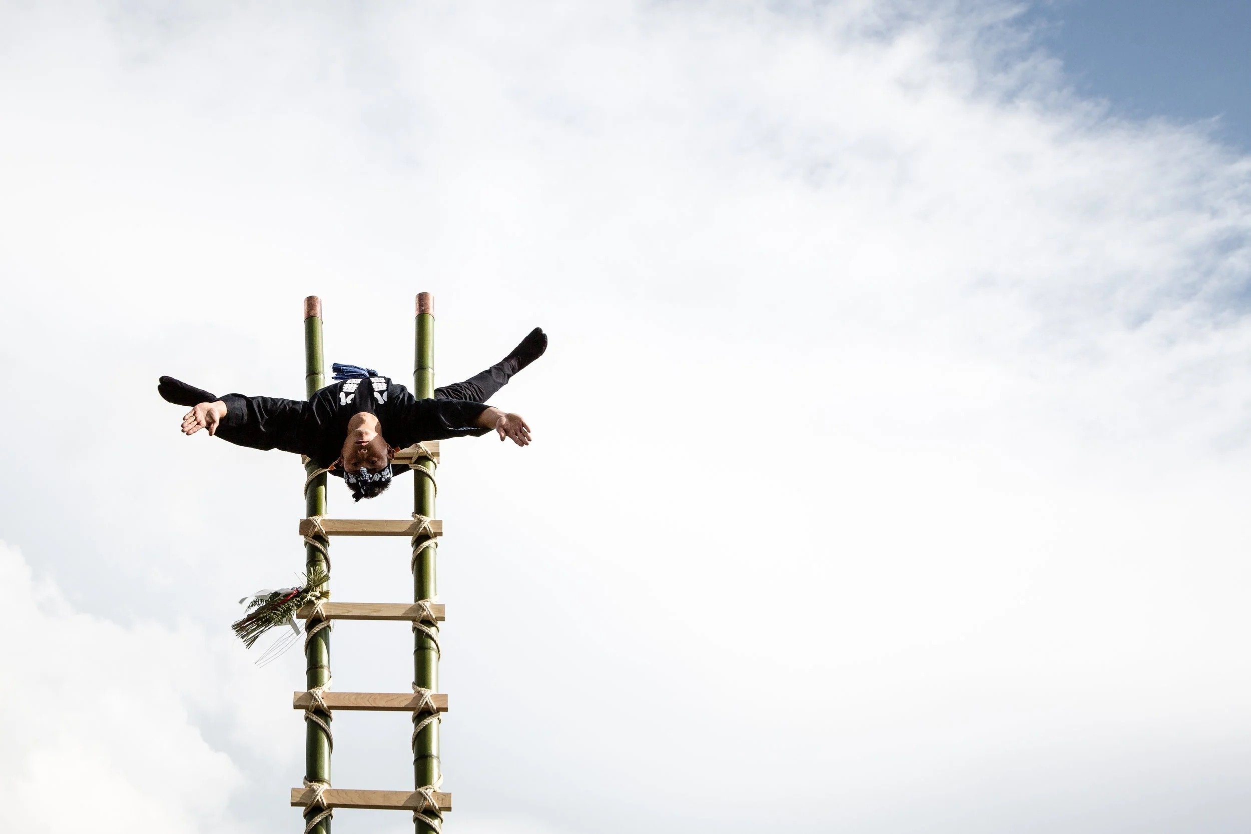 bamboo-ladder-acrobat-new-year-fire-ceremony-photojournalist-christopher-jue.jpg