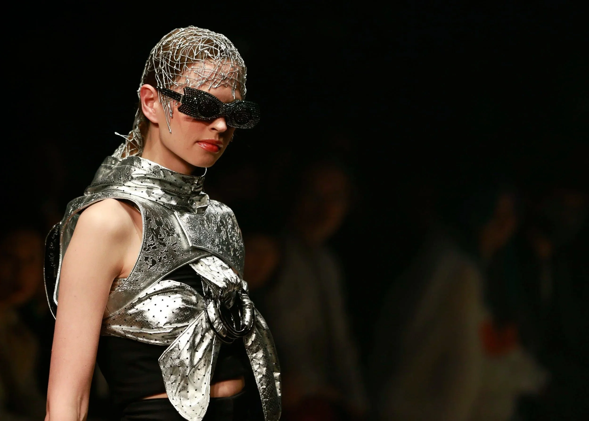 silver-wire-mesh-headpiece-metallic-runway-fashion-photographer-christopher-jue.jpg