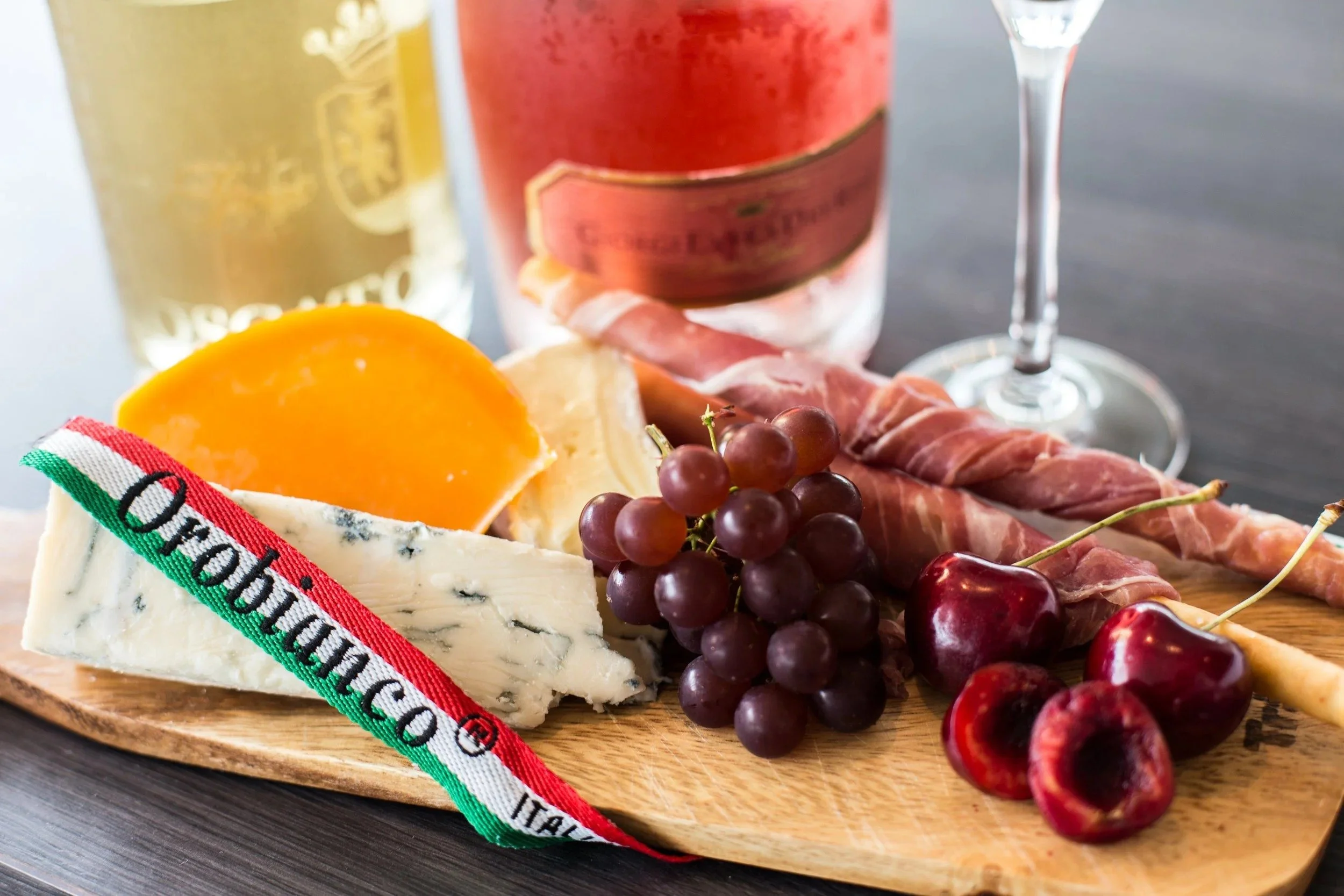 wooden-cheese-board-various-cheeses-bunch-tokyo-food-photographer.jpg