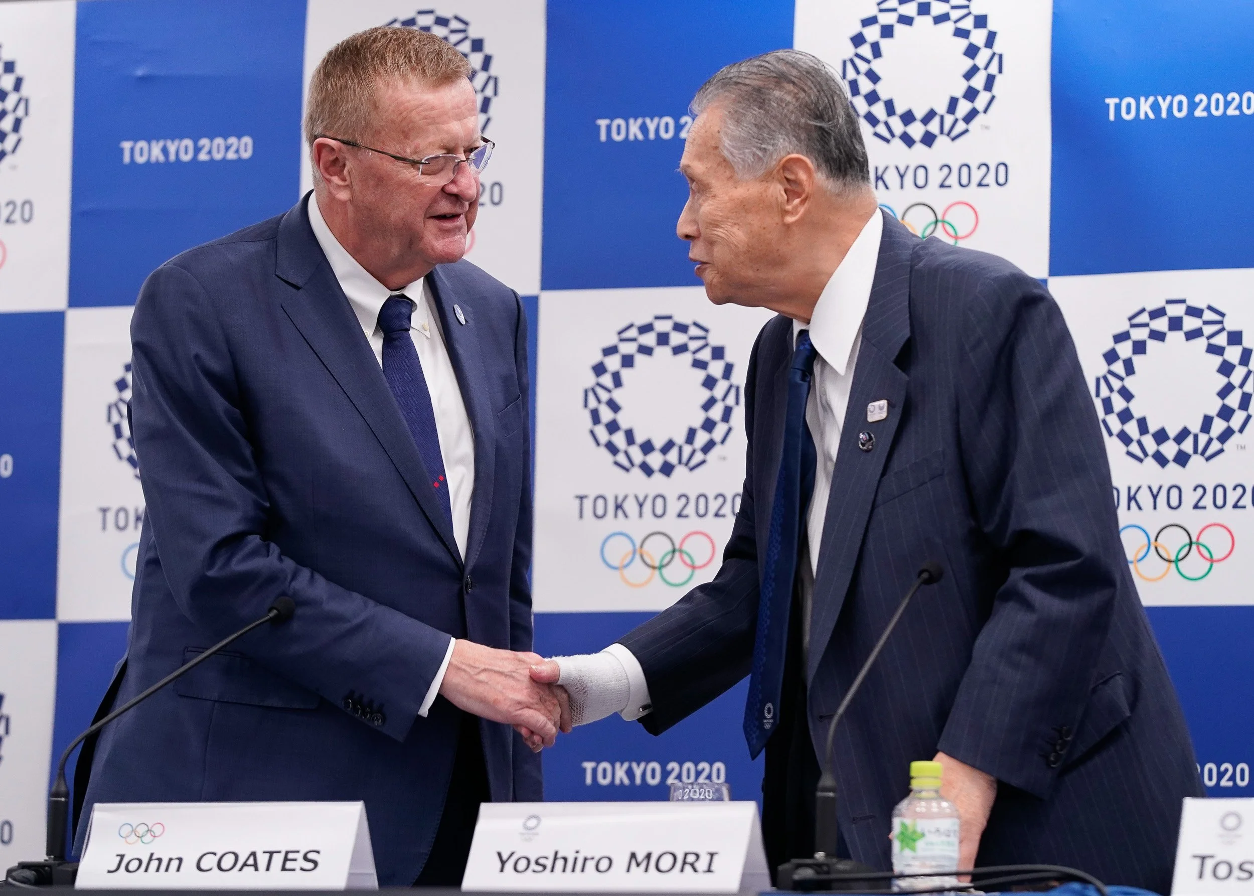 tokyo-2020-olympics-press-conference-handshake-corporate-event-photographer-japan.jpg