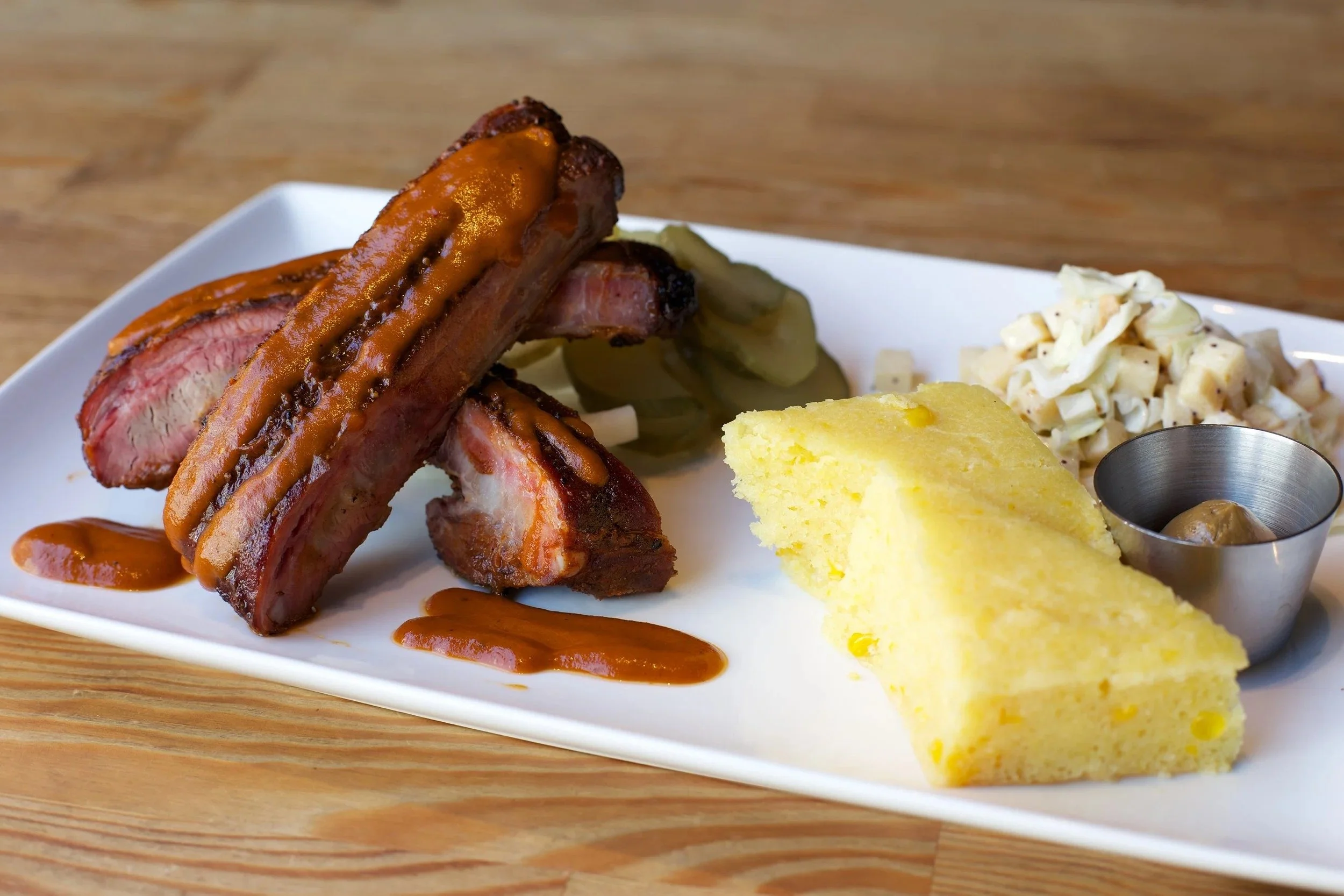 plate-barbecue-ribs-sauce-pickles-slice-tokyo-food-photographer.jpg