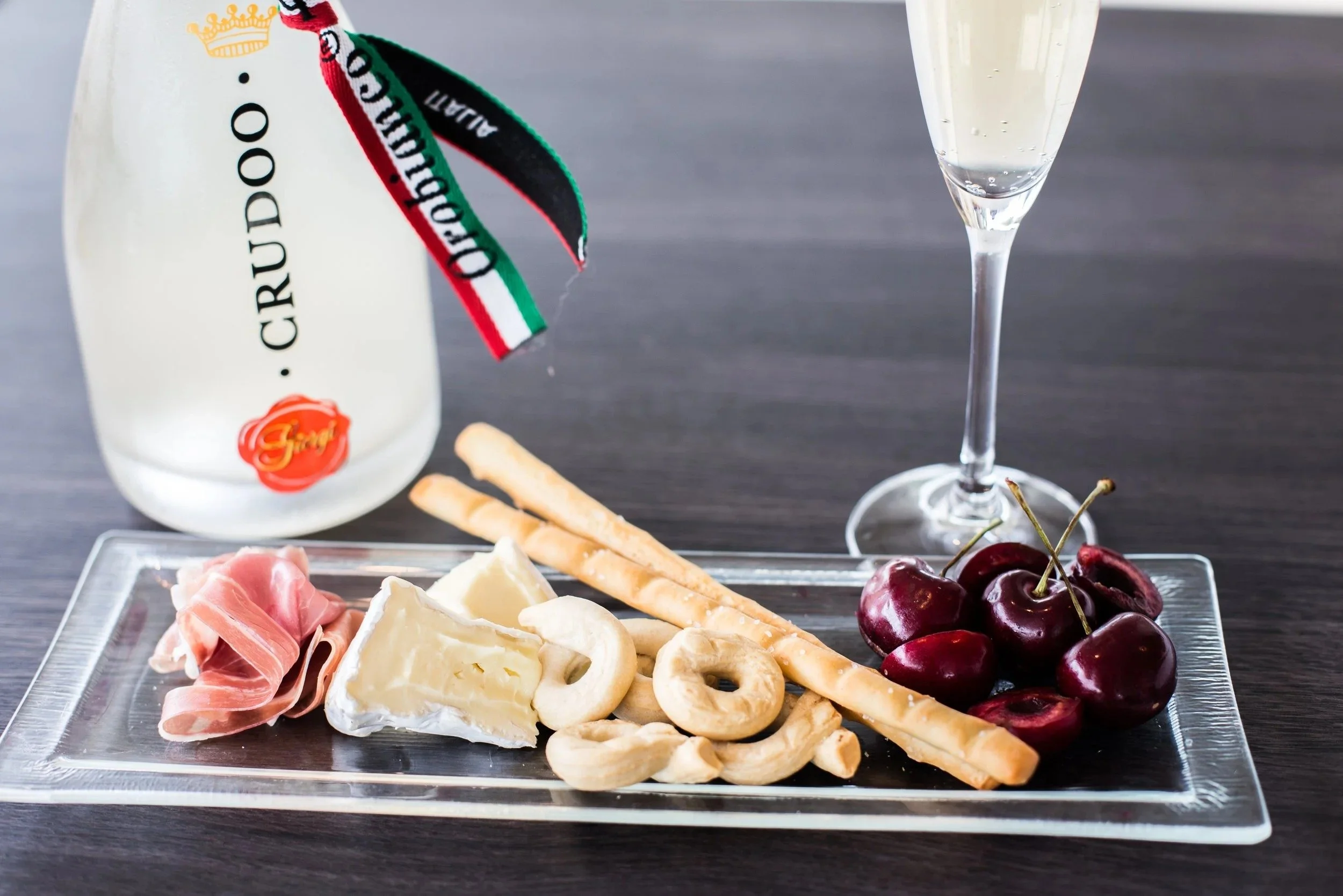 glass-bottle-crudoq-champagne-flute-plate-tokyo-food-photographer.jpg