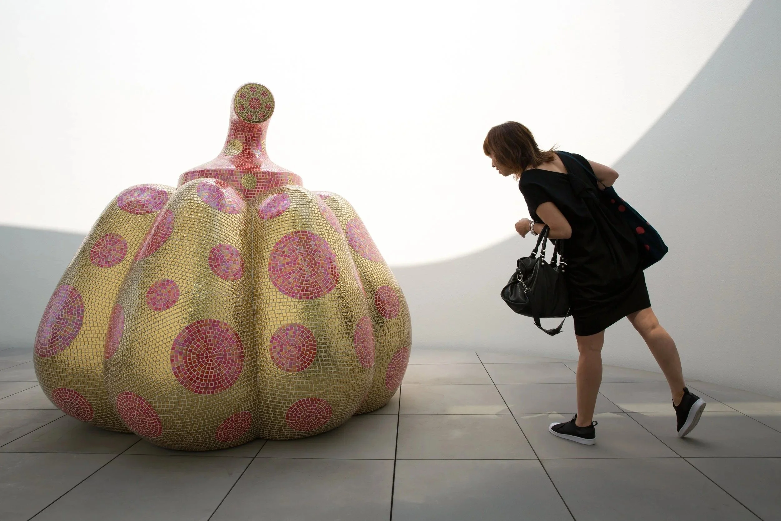 yayoi-kusama-pumpkin-sculpture-museum-visitor-photojournalist-christopher-jue.jpg