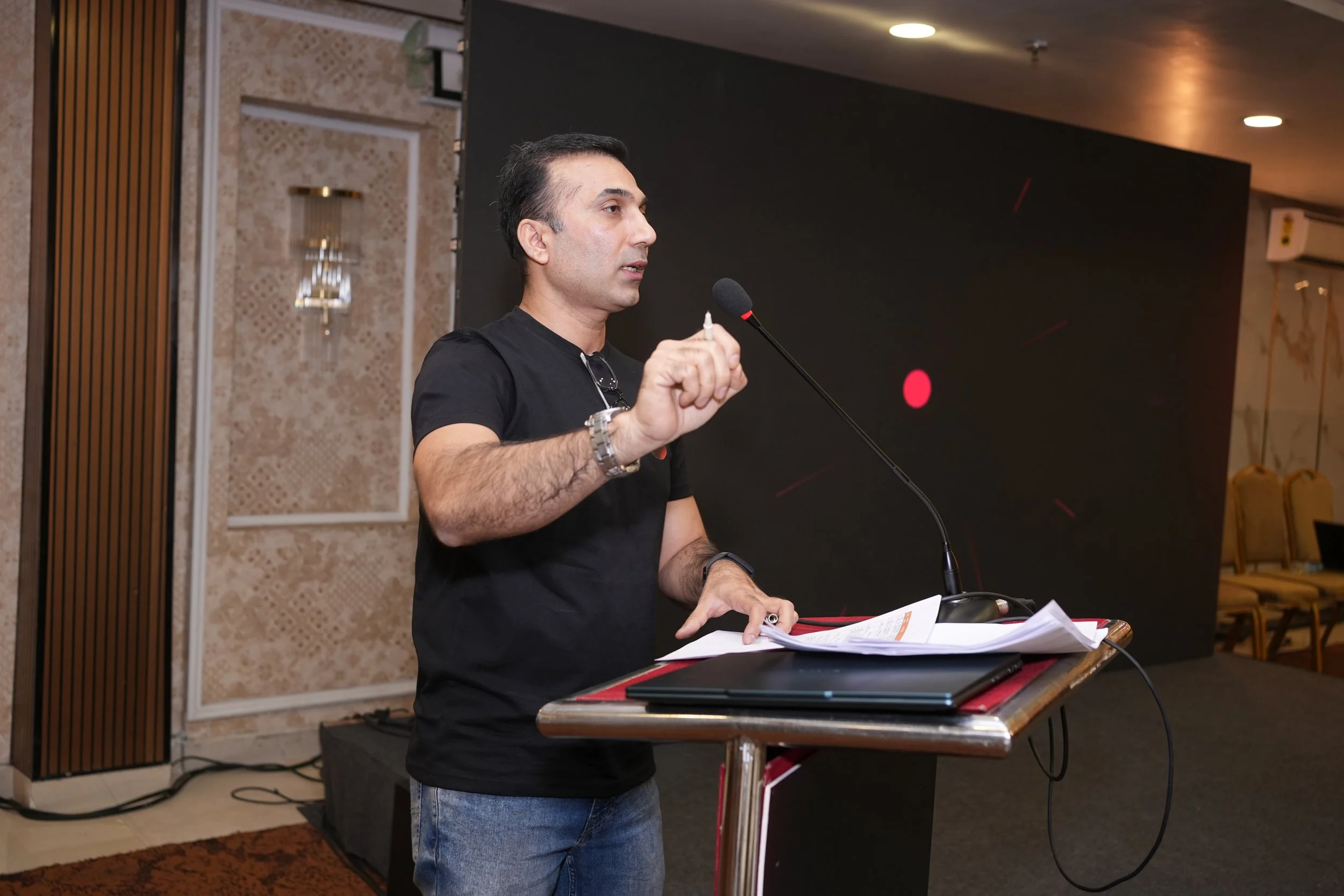 Kundan facilitating a small-group discussion with founders, New Delhi