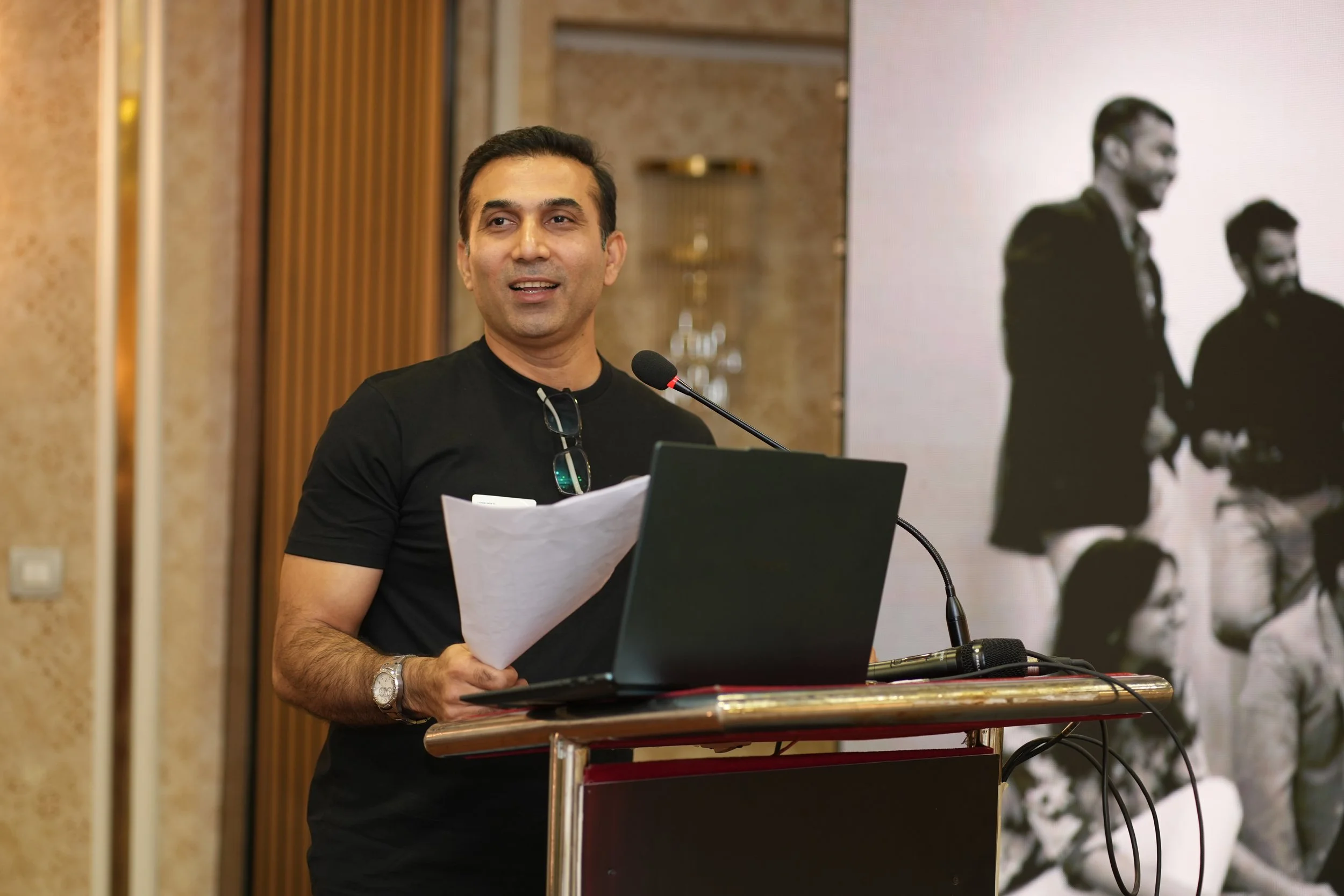 Kundan facilitating a small-group discussion with founders, New Delhi