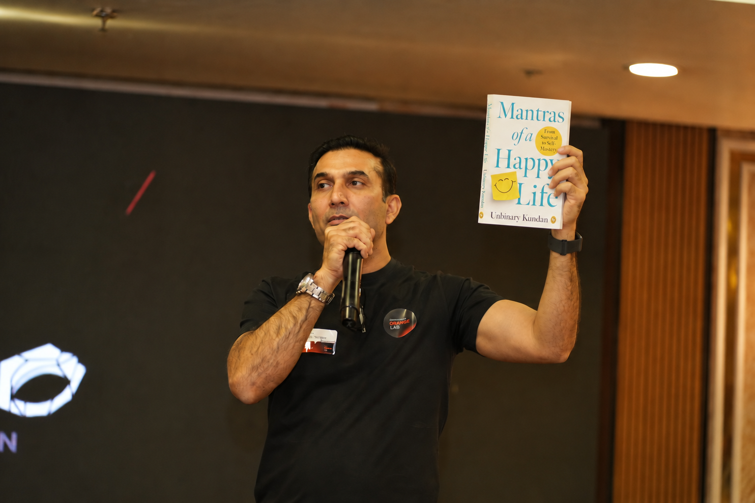 Kundan facilitating his new book to a small-group at the Orange Lab event.