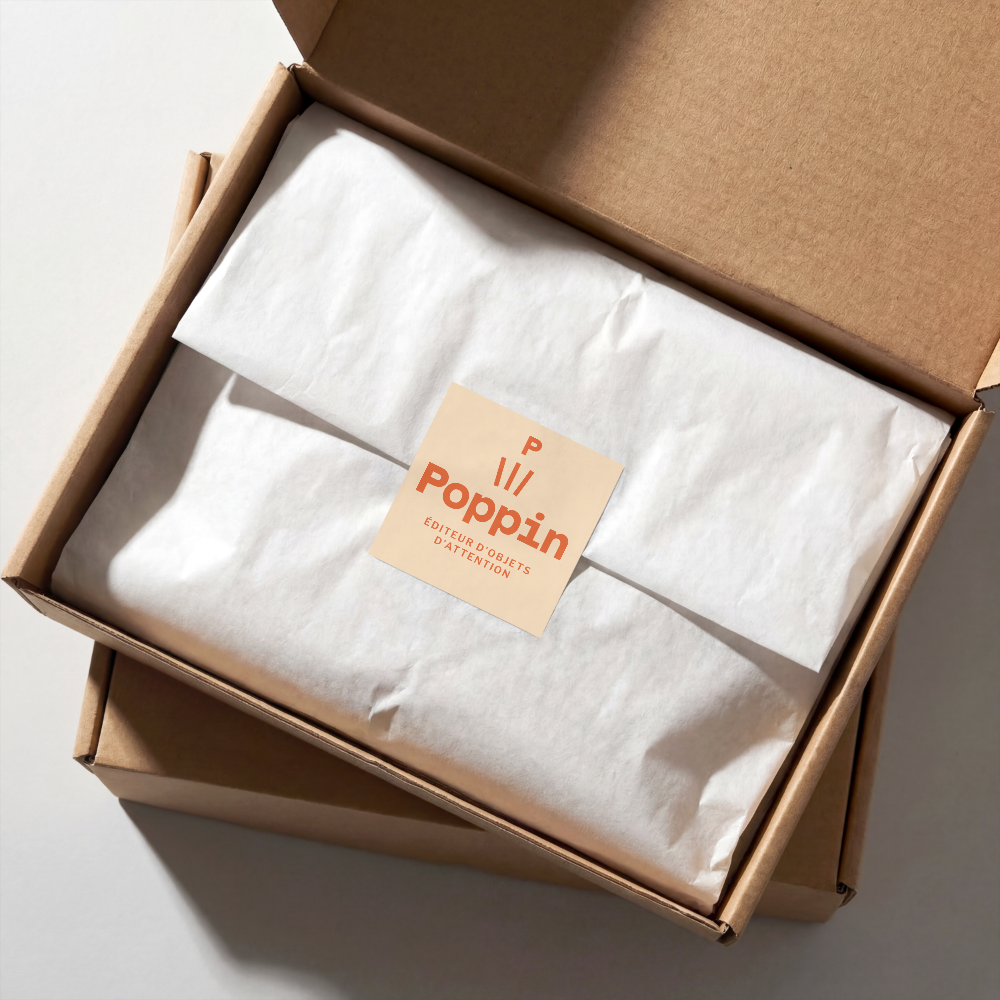 Coffret Poppin ouvert, objet emballé et étiquette éditeur d'objets d'attention