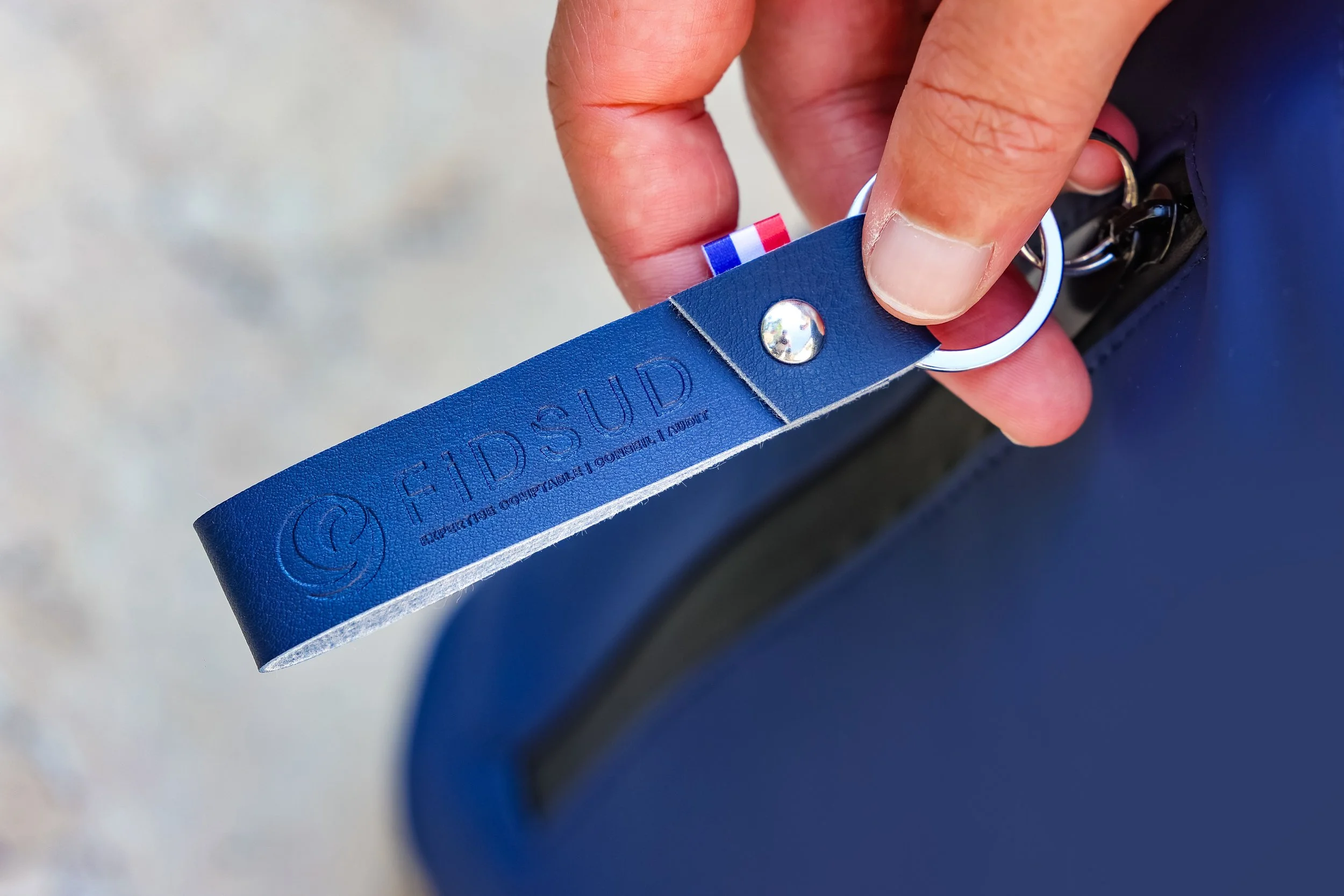 Porte-clés en cuir bleu et ruban tricolore, fabrication française