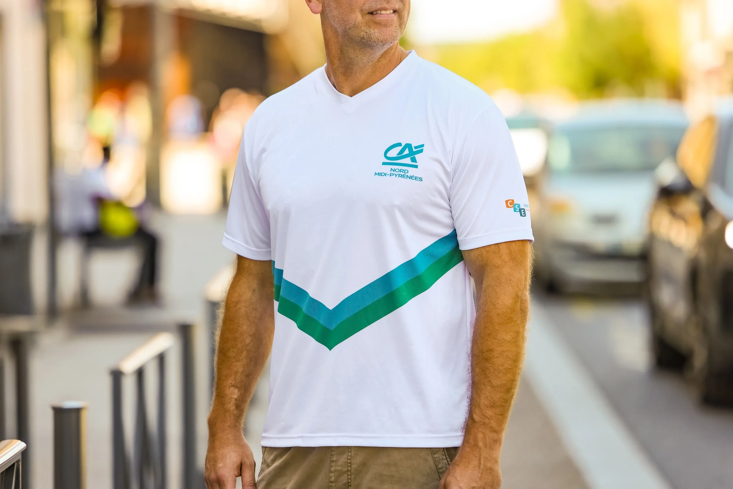Tee-shirt blanc en polyester recyclé sublimé au Portugal, porté en extérieur