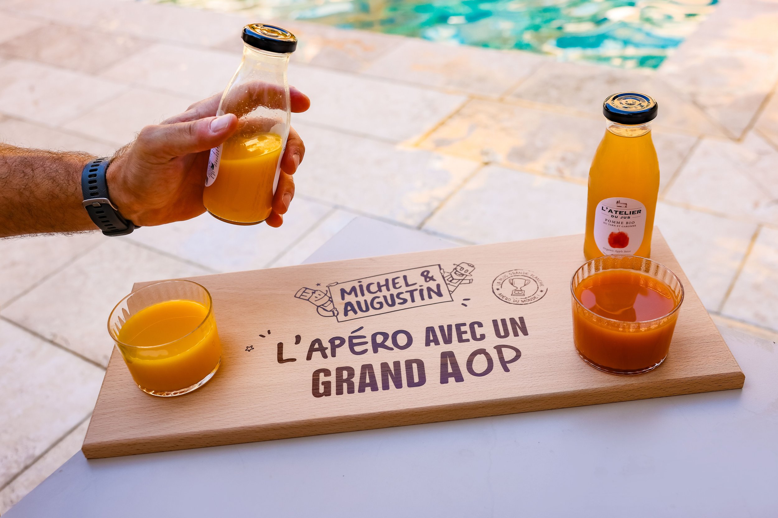 Planche en bois fabrication française gravé et jus d'orange, en extérieur