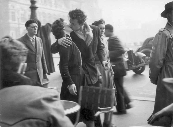 Une Photo Culte, Une Histoire épisode 1. Le Baiser de l'Hôtel de Ville de Robert Doisneau.